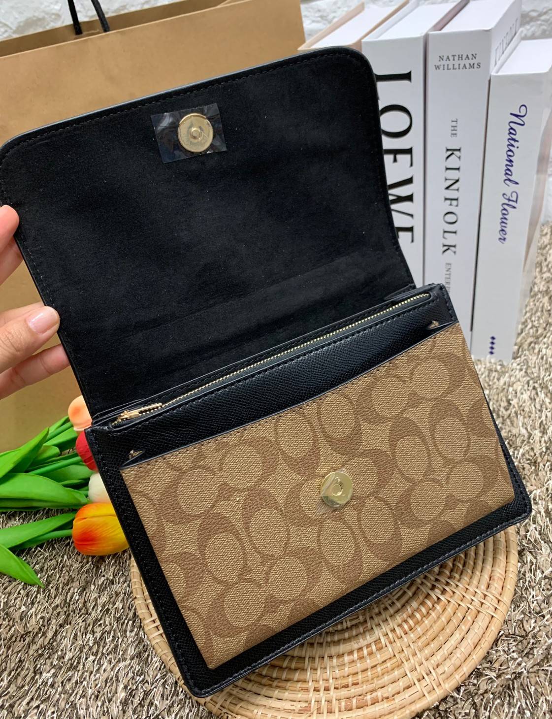 พร้อมส่งถึง8สี ห้ามพลาดค่ะ! COACH KLARE CROSSBODY BAG ((91019//91174//90400//1424//90635)) พร้อมส่งที่ไทย กระเป๋าสะพายครอสบอดี้ร์หรือสามารถทบเป็นสายคู่คล้องไหล่ได้ด้วยค่ะ หนังแท้ แต่ละสีทำลายหนังได้สวยงามแตกต่างกันออกไปนะคะ ✔️ห้อยด้วยป้ายแบรนด์แบบโ