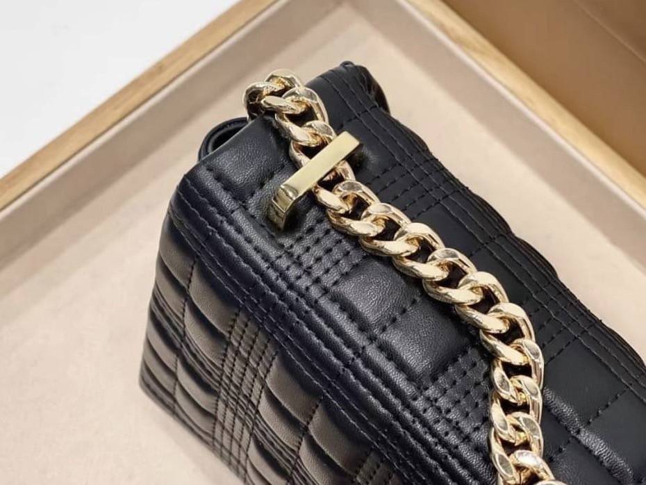 Burberry Quilted Lambskin Lola Bag BURBERRY FRAGRANCES QUITED LAMBSKIN BAG VIP GIFT WITH PURCHASE GWP พรีเมี่ยมกิ๊ฟ Limited จาก BURBERRY Perfume DutyFree หนังแท้ Lambskin หนังนิ่มสวยขึ้นรูปเงา ขนาดกำลังดู ใบฮอตอีกหนึ่งรุ่นที่กำลังมาแรง