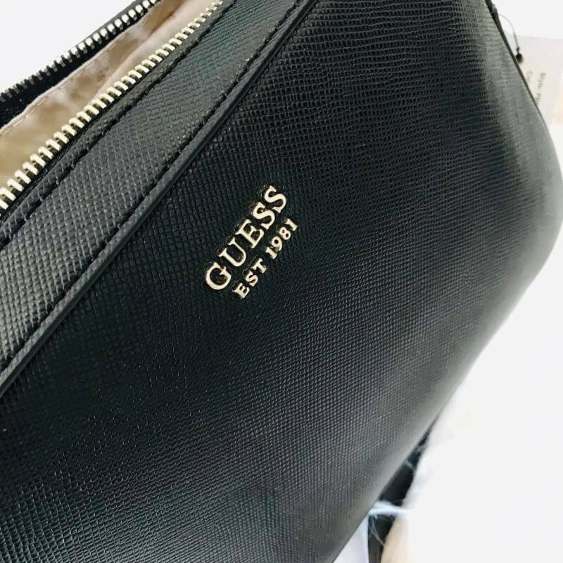 GUESS ZIP TOP KAMRYN CROSSBODY BAG กระเป๋าสะพายรุ่นยอดนิยม วัสดุ PU คุณภาพดี น้ำหนักเบา ด้านหน้าประดับด้วยโลโก้แบรนด์สุดหรู เปิดปิดกระเป๋าด้วยซิปสะดวกใช้ ด้านในโล่งกว้างมีช่องซิปและช่องใส่บัตร สามารถใส่มือถือได้ทุกรุ่น กระเป๋าสตางค์ใบสั้นได้ ซับในลายแบรนด