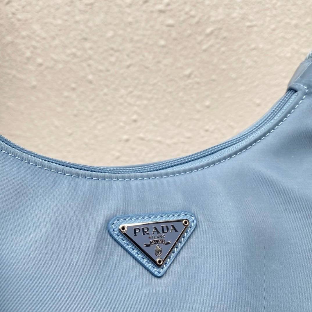 PRADA Nylon Mini Bag รุ่นใหม่แนะนำ!! พร้อมส่งครบ4สี รุ่นขายดีในตำนานค่ะ PRADA NYLON HANDBAGS ขนาดกะทัดรัด **อะไหล่เงิน วัสดุทำจากผ้าNylon อย่างหนา อยู่ทรง กันน้ำได้ หายห่วงคะ ด้านหน้ามีโลโก้แบรนด์ เปิดปิดด้วยซิป มาพร้อมสายผ้า ไม่สามา