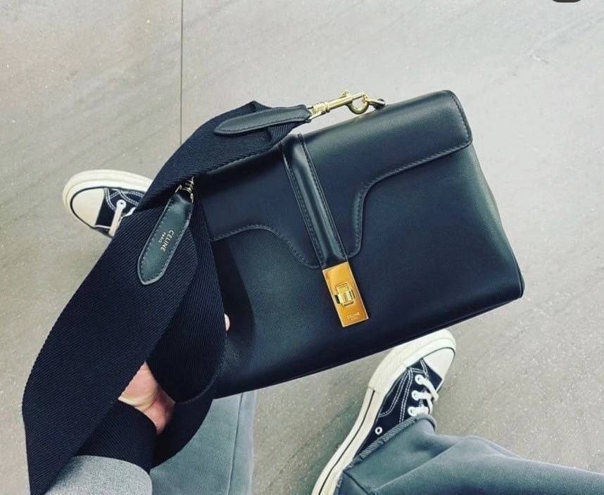 CELINE Teen Soft 16 In Smooth Calfskin / CELINE TRIOMPHE CROSSBODY BAG กระเป๋าสุดเรียบง่ายคงความสไตล์เซลีนเป็นอย่างดี ดีไซน์สวยหรูสุดคลาสสิคหนังเรียบสวยอยู่ทรงเปิดปิดด้วยฝาปิดล๊อคบิดโลโก้แบรนด์อะไหล่ทองวิ้งๆภายในมีช่องแบ่งเป็นสัดส่วนและมีช่องซิปหัวซิปแบรน