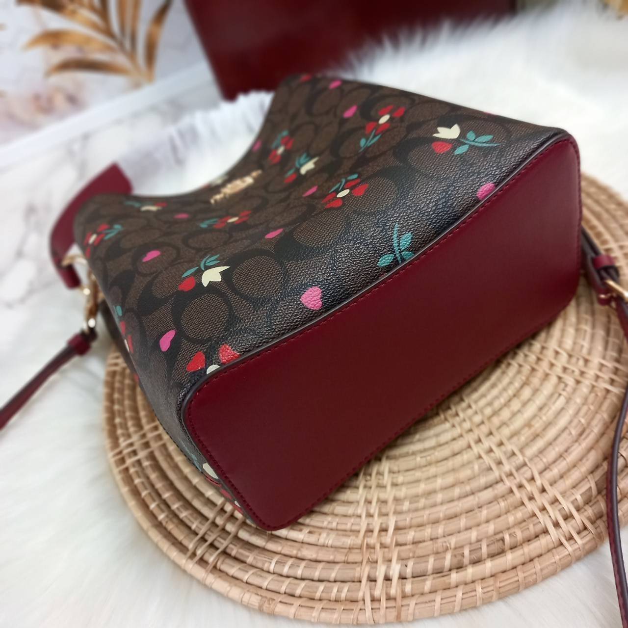 COACH SMALL TOWN BUCKET BAG WITH HEART PETAL PRINT(C7975//C7976)🌺💞กระเป๋าถือ กระเป๋าสะพาย ทรงฮิตยอดนิยมตลอดกาล>>ปริ้นลายดอกไม้รูปหัวใจมินิ น่ารักเกินเบอร์มาก🥰 ไม่ว่าจะออกมาคอลเลคชั่นไหนๆ ก็ครองใจสาวๆไปได้ทุกรุ่น/ วัสดุหนังแคน