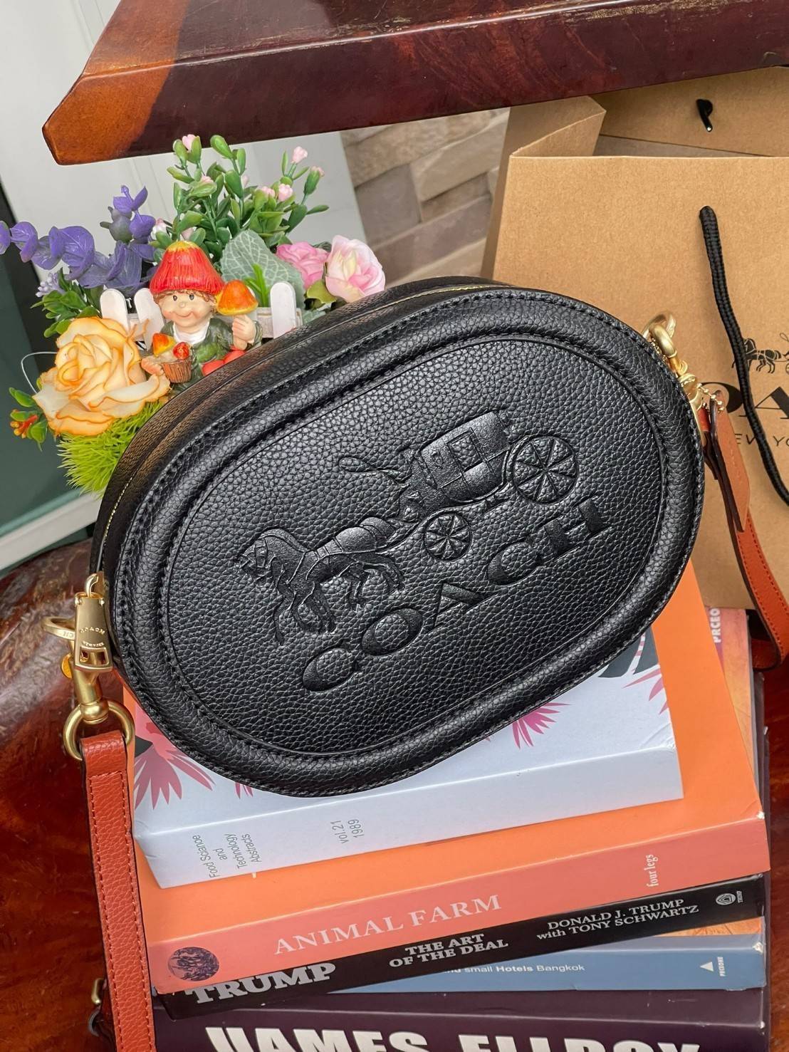 COACH CAMERA BAG IN COLORBLOCK WITH HORSE AND CARRIAGE (COACH C4164) กระเป๋าที่ดีไซน์ออกมาในทรงสะพายไหล่และทรง Camera คาดว่าเป็นรุ่นที่สาว ๆ เห็นแล้วจะต้องสะดุดตาเป็นพิเศษกับดีไซน์อันโดดเด่นที่ดูมีสไตล์ ไม่ว่าจะเป็นในวันสบาย ๆ หรือวันพิเศษก็สามารถนำไปมิกซ