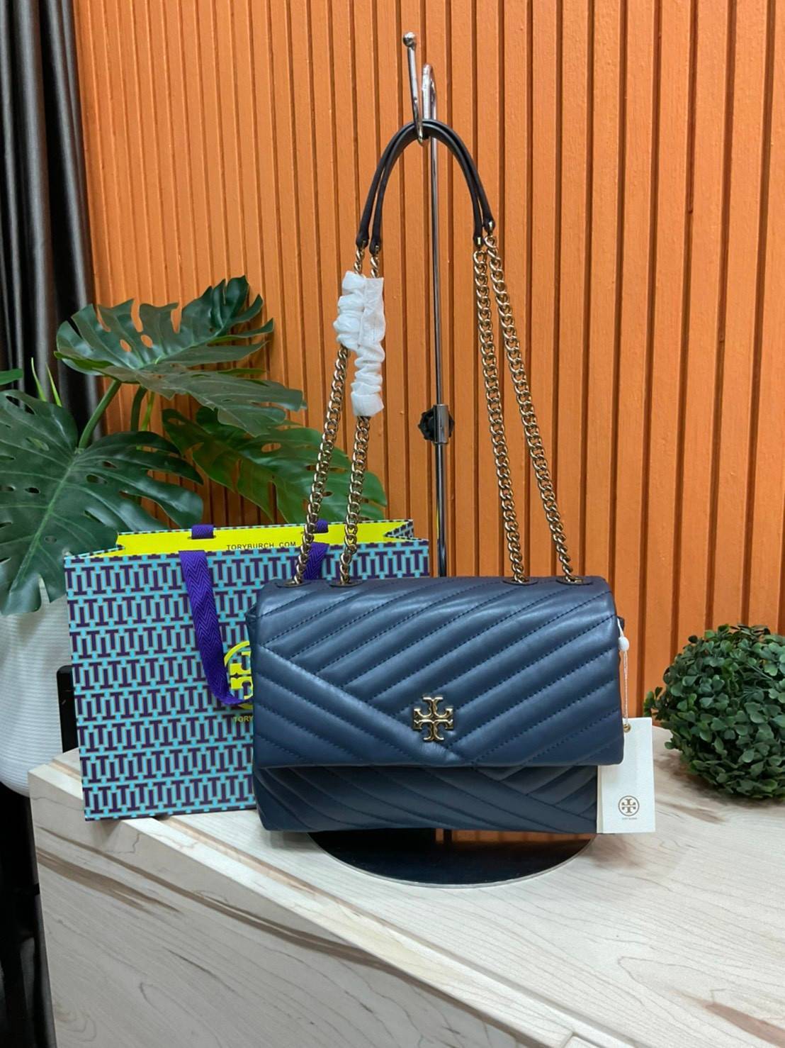 ของแท้ 💯% 】TORY BURCH KIRA CHEVRON CONVERTIBLE SHOULDER BAG รุ่น 58465 กระเป๋าสะพายไหล่ และ Crossbody วัสดุหนังแท้ สวยหรูดูแพง หนังสวย หนังหอม ผิวสัมผัสนุ่มมือมากๆ