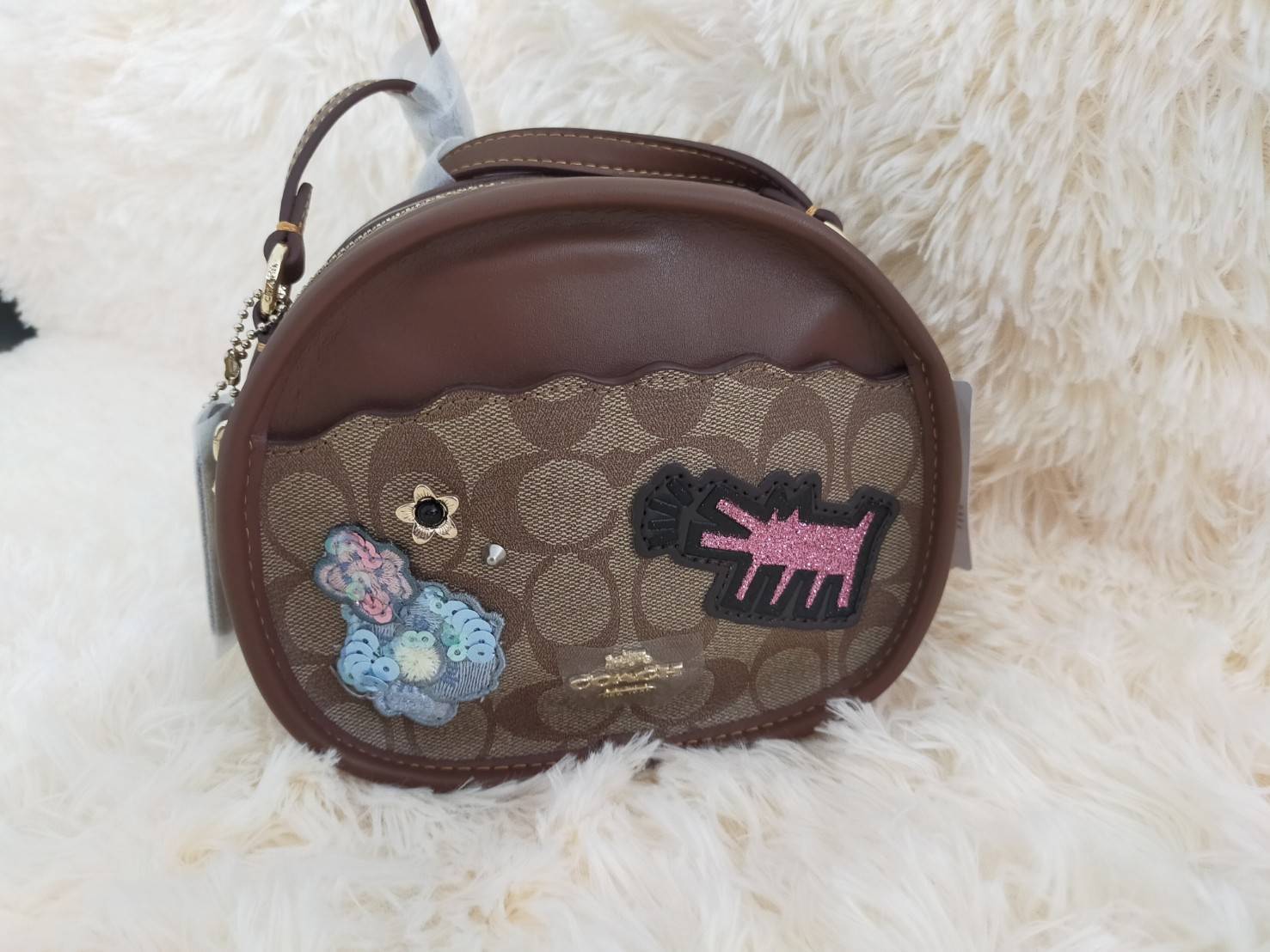 COACH KEITH HARING CANTEEN CROSSBODY IN SIGNATURE CANVAS WITH PATCHES F48730 กระเป๋าทรงกลมสุดเก๋ ไม่เหมือนใคร ตกแต่งลายให้มรความน่ารัก โดดเด่นขึ้นมา สะพายไปไหนก็สวยไม่เหมือนใคร ภายในกว้าง ใส่ของได้เยอะ กระเป๋าเปิดปิดด้วยซิป ใครย้งไม่มี รีบจับ รีบจองกันเลย