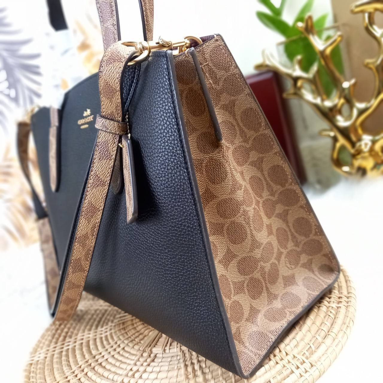 COACH CHARLIE CARRYALL IN SIGNATURE CANVAS (31210) ðšāđāļĢāļĩāļĒāļāļŦāļĢāļđ āļāļĨāļēāļŠāļŠāļīāļ//āļāļĢāļ°āđāļāđāļēāļāļ·āļ āļāļĢāļ°āđāļāđāļēāļŠāļ°āļāļēāļĒ āļāļĢāļ TOTE āļŠāļļāļāļŦāļĢāļđāļŦāļĢāļē āļāļĩāđāļāļāđāđāļāđ āđāļĄāđāļāļģāđāļ// āļ§āļąāļŠāļāļļāđāļāļāļ§āļēāļŠ āļāļŠāļĄāļŦāļāļąāļāđāļāđāļāļļāļāļ āļēāļāđāļĒāļĩāđāļĒāļĄ āļĢāļđāļāļāļĢāļāđāļāļāđāļāđāļ āļĨāļēāļĒ SIGNATURE āļŠāļ§āļĒāļĄāļēāļ// āļāđāļēāļāđāļāļĄāļĩ 2 āļāđāļāļāđāļĨāđāļāļāļ§āđāļēāļ āđāļĨāļ°āļāļĩāļ 1 āļāđāļāļāļāļīāļāļ