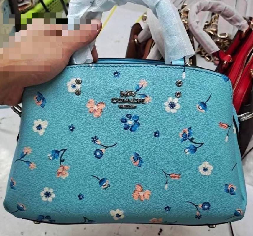 COACH C8216 MINI LILLIE CARRYALL WITH MYSTICAL FLORAL PRINT สีใหม่ล่าสุด กับรุ่นที่สุดของความขายดี คอลยอดฮิตในลวดลายสุดชิค กระเป๋าสะพายทรงสวย ที่ดีไซน์ออกมาให้ใช้งานง่าย สะดวก สวย หรู ดูดี!! วัสดุหนังแคนวาสเคลือบลาย มาพร้อมสายสะพายข้างและหูจับในตัว ถอดออก