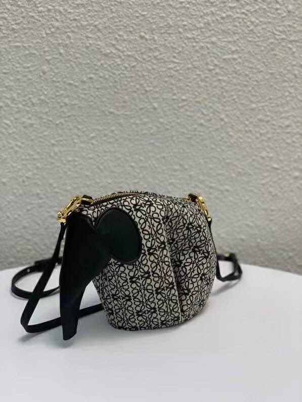 LOEWE Mini Canvas Anagram Jacquard Elephant Bag คอลเลคชั่นใหม่ล่าสุด น้องช้างไซส์มินิน่ารักมากมาย งานแบรนด์หรูจากประเทศสเปน โลเอเว่ (LOEWE) กระเป๋ารูปทรงช้างเป็นเหมือนหนึ่งในซิกเนเจอร์ของแบรนด์ ดีไซน์คงเอกลักษณ์วัสดุ Anagram Canvas Jacquard Fabric ผสมผสาน