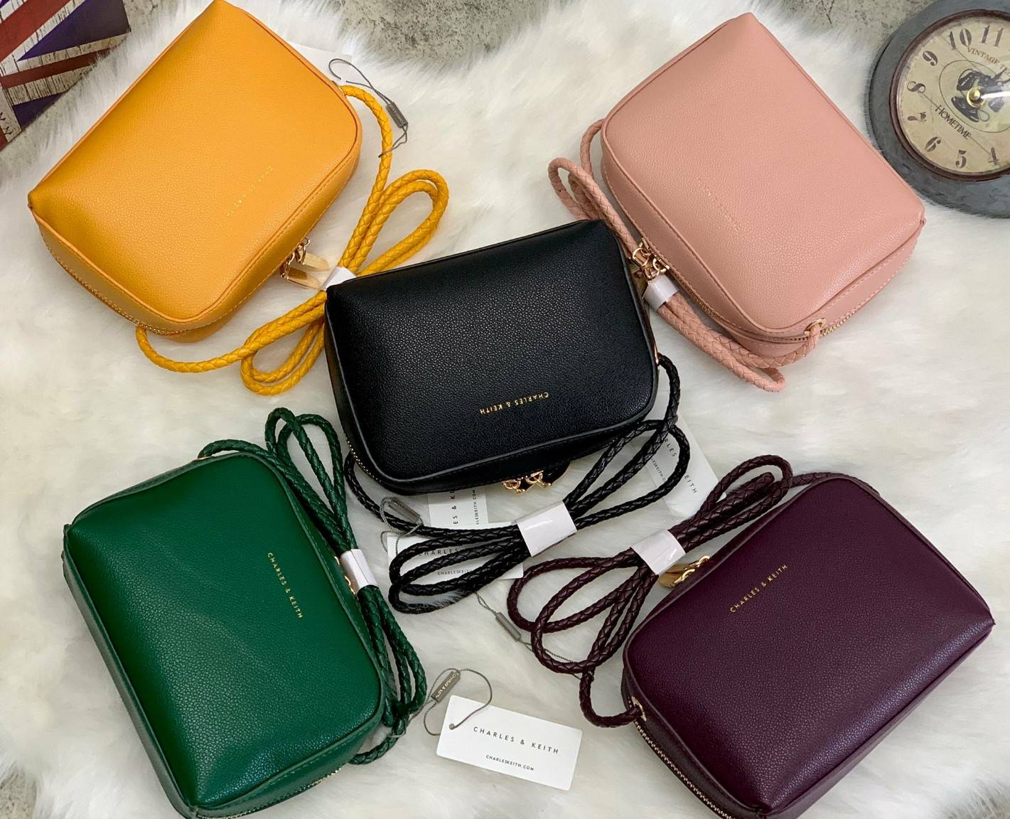 CHARLES & KEITH METAL PUSH LOCK CROSSBODY BAG รุ่นฮิตขายดีมีมาพร้อมส่งแล้วจ้า กับกระเ๋าสะพายไซส์น่ารัก วางอยู่ทรง เปิดปิดด้วย ตัวล็อกด้านหน้า ด้านในแบ่งเป็น 2 ช่องมีช่องซิปตรงกลาง จุของได้เยอะพอควรเลยค่ะ ใส่ iPhone plus ได้สบายๆ และของจุกจิกที่จำเป็น รุ่น