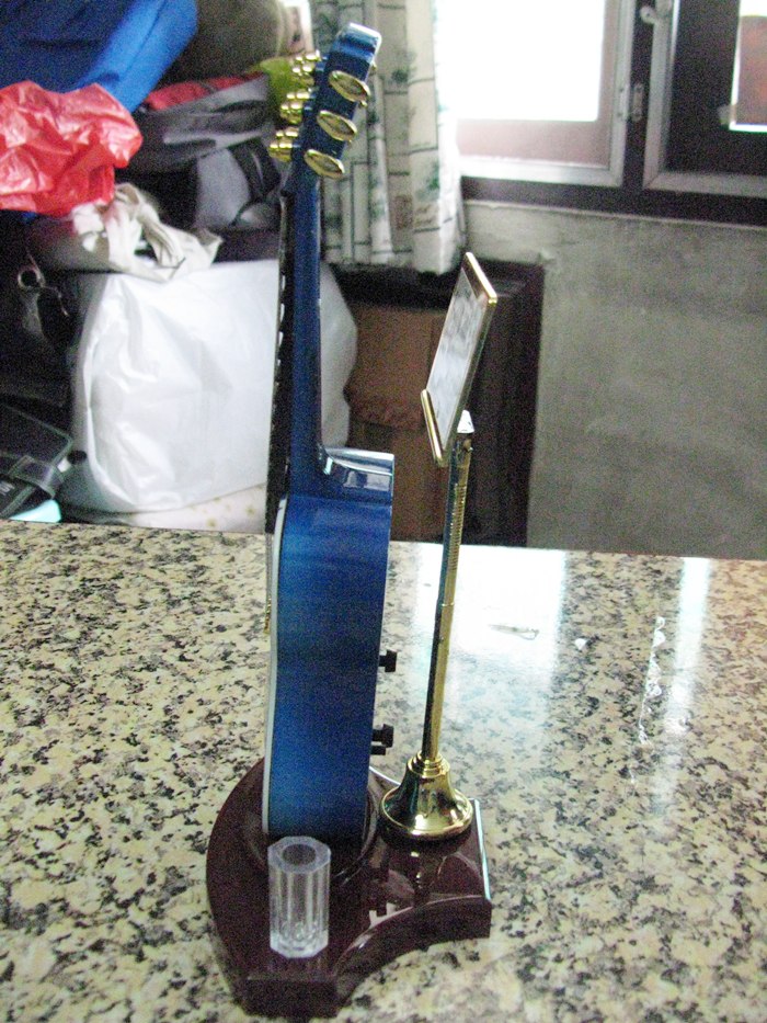 สินค้าหมดค่ะ นาฬิกาปลุกกีต้าร์สีฟ้าค่ะ