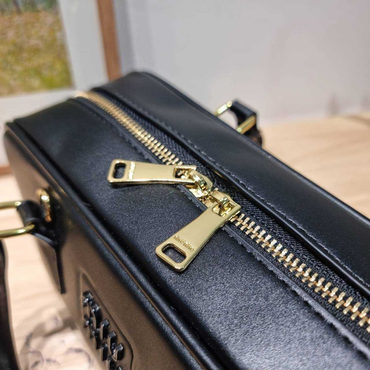 MIU MIU ARCADIE LEATHER BAG M, Geniş 27cm กระเป๋าถือ/สะพายสุดชิค น่ารักๆเก๋ๆ ดีไซน์เรียบแต่มากมีอยู่จริง สวยดูแพง