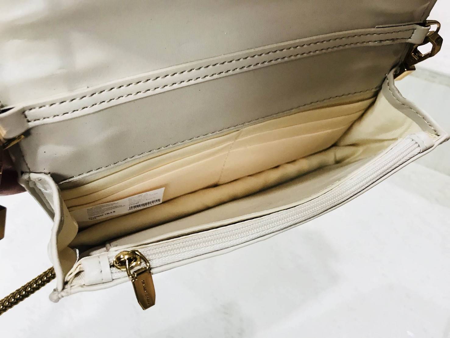 NEW ARRIVAL! CHARLES & KEITH CHAIN DETAIL CROSSBODY BAG กระเป๋าสะพายทรงสี่เหลี่ยมรุ่นชนช็อปขนาดกำลังดีวัสดุหนังนิ่มเรียบประดับด้วยโซ่ด้านหน้าดูมีดีเทล เปิดปิดด้วยกระดุมแม่เหล็ก ภายในมีช่องใส่บัตรและช่องซิป มาพร้อมสายโซ่ต่อหนังถอดถือเป็นคลัชได้ ภาพถ่ายสินค