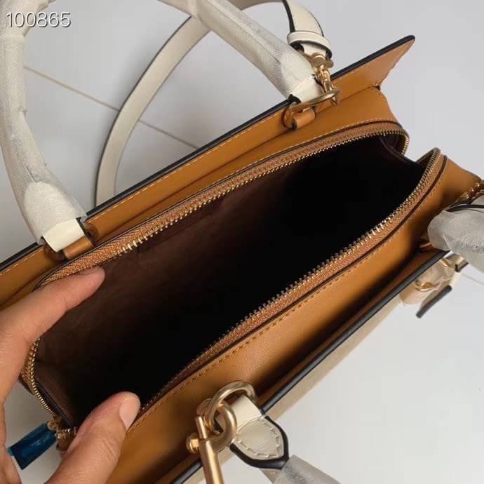 COACH ZOE CARRYALL IN SIGNATURE CANVAS เดอะเบสท์แห่งปี ต้องยกให้พี่คนสวยใบนี้เลย!! รุ่นที่สาวๆตามหา หายากอีกหนึ่ง กระเป๋าถือ/สะพายทรงสวย คลาสสิค ใบใหญ่จุคุ้ม มีดีเทลน่ารักๆที่แม่กุญแจ สามารถล็อคหัวซิปได้ กุญแจซ่อนในพวงหนังห้อยก็น่ารักไปอีก ภายในโล่งกว้าง 