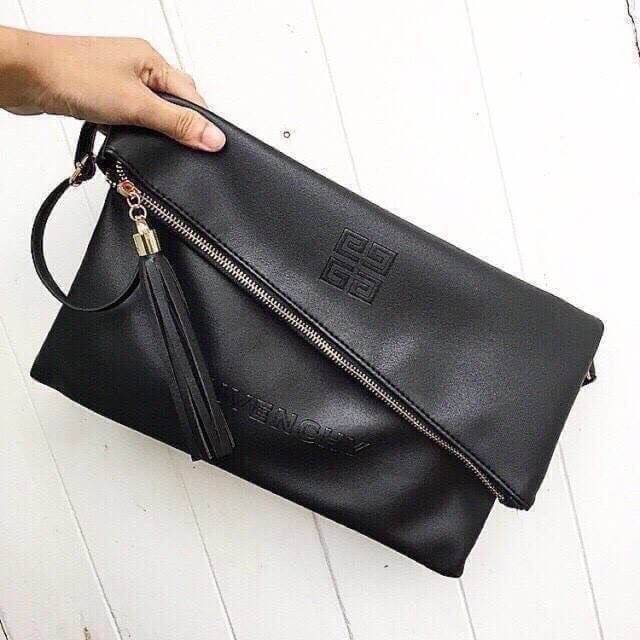 Givenchy Parfums Black Leather Clutch Gift With Purchasd From Givenchy Counter (GWP) กระเป๋าสะพายหนังนิ่มเรียบสีดำเเบบสวยดูดี เปิดปิดด้วยซิปอะไหล่ทอง หัวซิปประดับพู่ ด้านหน้ามีโลโก้ ภายในมีช่องเล็ก รุ่นนี้ใส่ ipad กระเป๋าสตางค์ มือถือ ของจุกจิกได้เยอะ ซับ