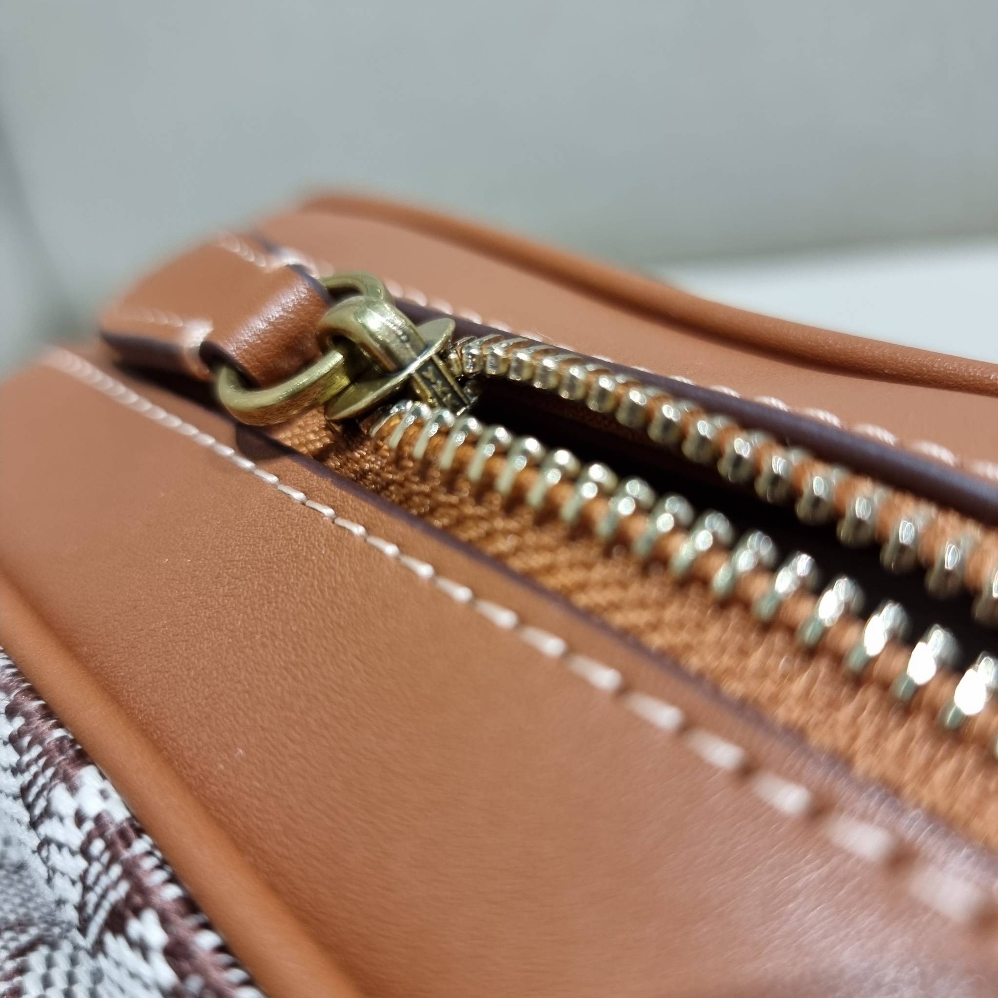 COACH C7764 STUDIO CAMERA BAG 19 IN SIGNATURE TEXTILE JACQUARD WITH CREATURES น้องเล็กใหม่สุดอีกหนึ่ง!! ขนาดเล็กกะทัดรัด มาแบบเลิศๆหรูๆมากแม่ พร้อมเทกเจอร์สุดคิ้วท์!! กระเป๋าสะพายข้างลุคไฮน์ ที่ดีไซน์ออกมาได้ปัง และดูแพงมากๆ ด้วยดีเทลคลาสสิคผสานความเป็นเอ