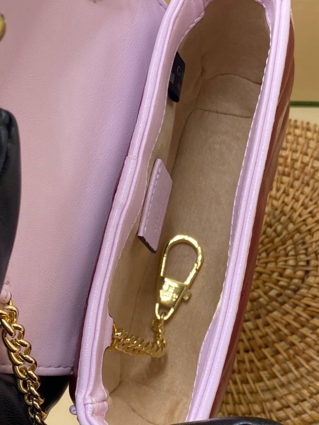 หนังแท้ VIP GIFT 】GUCCI GG Marmont super bag [mini & small] กระเป๋าสะพายข้าง โทนสีสดใสเล่นสีทูโทนตัดกันอย่างลงตัว เฟี๊ยดมากค่ะ ไซส์กะทัดรัด พกพาง่าย น้ำหนักเบา ดีไซน์สวย ภายในโล่งกว้าง มาพร้อมสายสะพายโซ่อะไหล่ทองในตัว ปรับใช้ได้ทั้งแบบสะพายเดี่ยว และสะพาย