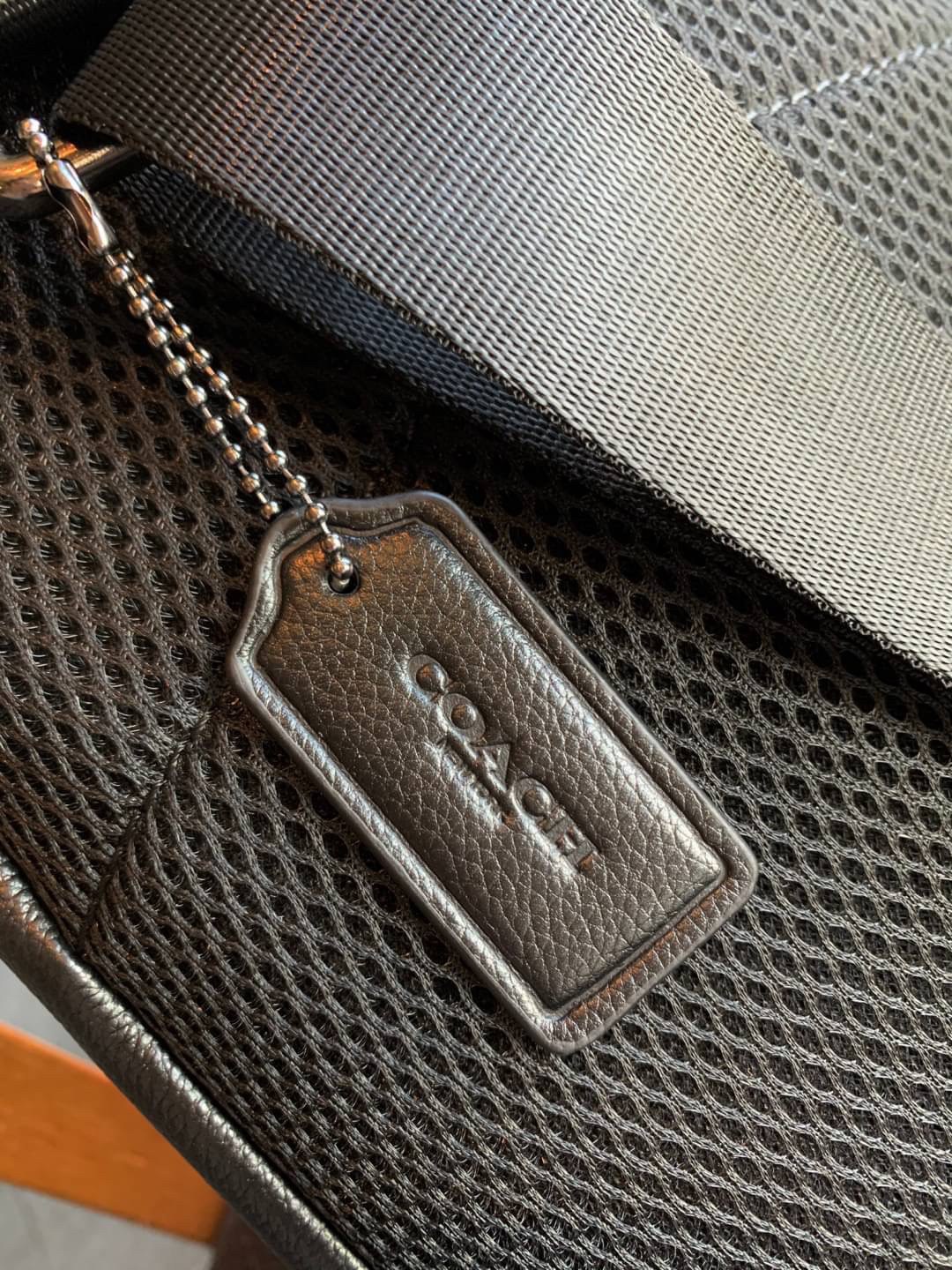 COACH CHARLES PACK ((49312)) กระเป๋าคาดด้านหลัง//หรือคาดอกด้านหน้า รุ่นนี้ใช้หนังแท้ชั้นดี หนังนิ่ม สัมผัสแล้วหลงรักในความนิ่มแน่นอน ด้านหน้ามีให้หนึ่งข่องซิป ช่องหลักแบบซิปคู่ ภายในโล่งลึกใส่สัมภาระจำเป็นในชีวิตประจำวันได้อมีช่องโล่งให้ใส่ของจุกจิกหนึ่งช