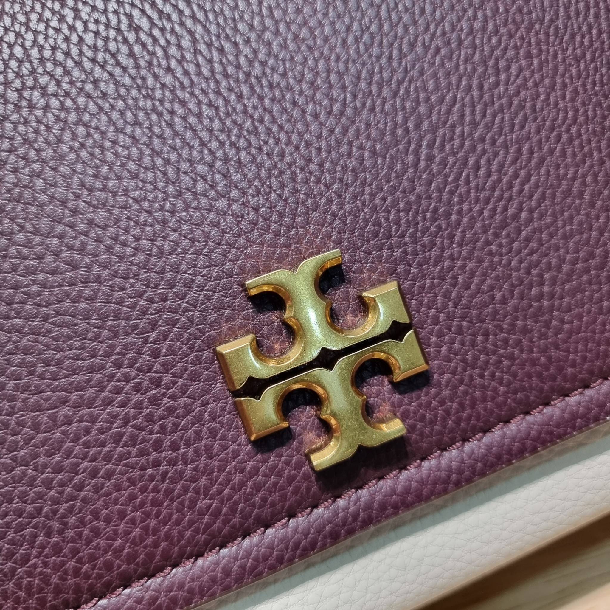 TORY BURCH LIMITED-EDITION SHOULDER BAG รุ่นลิมิเต็ด กับกระเป๋าสะพายไหล่ทรงผู้ดี ที่ผลิตมาในจำนวนจำกัด โดดเด่นด้วยอะไหล่ทองคลาสสิคหรูหรา