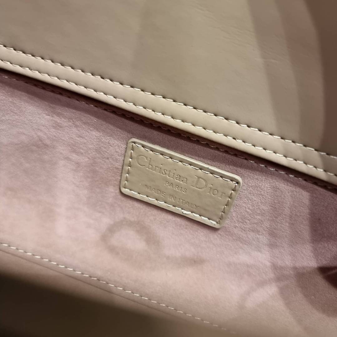 DIOR LADY D-JOY BAG Cannage Calfskin with Diamond Motif / CD LADY D-JOY BAG ดีไซน์ใหม่ อัพเลเวลความหรู กับกระเป๋าสะพายข้างที่รอบนี้ดีไซน์รูปทรงโฉมใหม่ ใช้งานง่ายขึ้น