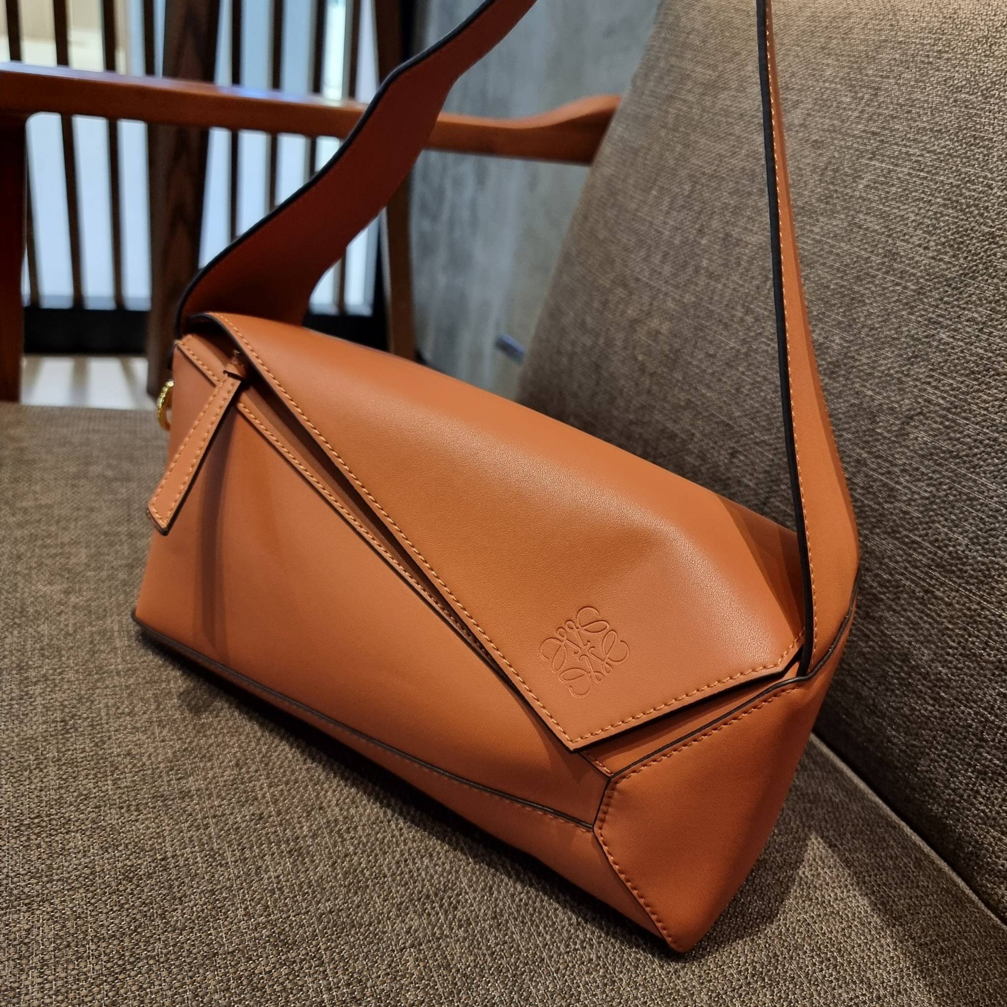 LOEWE PUZZLE HOBO BAG ใหม่ล่าสุด กับแบรนด์ที่มีดีไซน์โดดเด่นเป็นเอกลักษณ์ สวยหรูทุกรุ่นจริงๆ!! กระเป๋าสะพายโฮโบ ทรงสวย สไตล์พัซเซิลคลาสสิค วัสดุหนังวัวฟอกสี นิ่มมือ ฟินมาก!! เปิดใช้งานด้วยซิป ที่ภายในโล่งกว้าง ใส่ของสำคัญได้ครบไม่มีพลาด แบบสบายๆ มาพร้อมสา