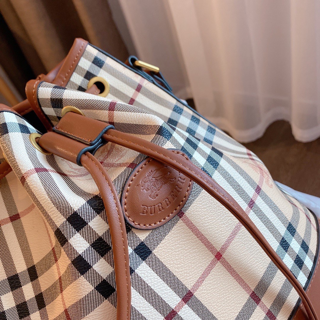 BURBERRY VINTAGE LEATHER BAG งานพรีเมียมกิ้ฟท์เคาเตอร์ น้ำหอมจากแบรนด์ วัสดุหนัง PVC