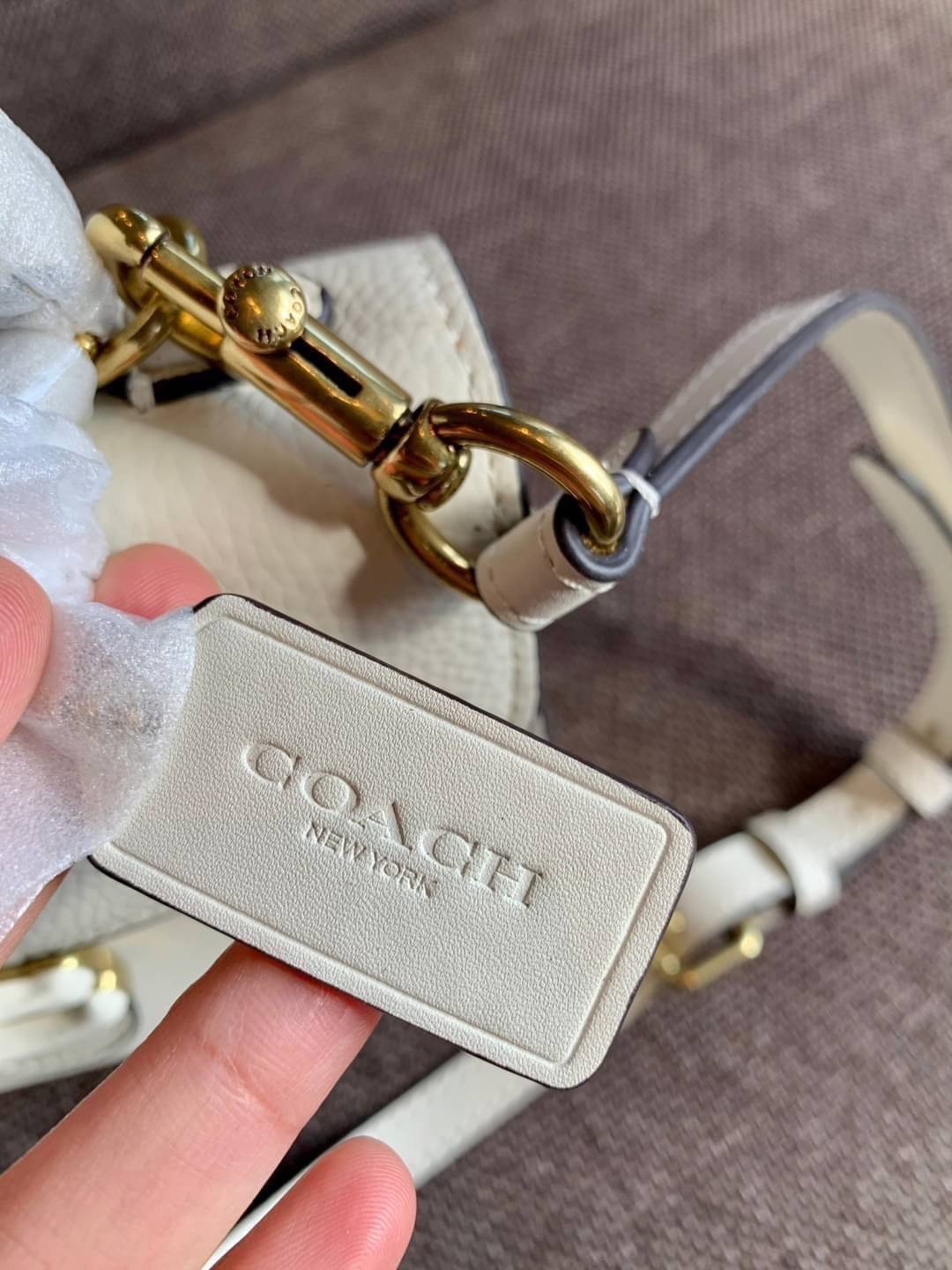 COACH TABBY TOP HANDLE 20 พร้อมส่งที่ไทยค่ะ! กระเป๋าหิ้ว//สะพายข้างได้ หนังแท้อย่างดี กหนึ่งใบทำหนังสองลายได้อย่างสวยงาม พร้อมโลโก้รุ่นใหม่ล่าสุดดูดีมากๆค่ะ เปิดปิดกระเป๋าแบบกดล็อค ภายในมีช่องหลักสองช่อง ใส่มือถือได้ทุกรุ่น;กระเป๋าเงินใบกลางได้;ของจำเป็นจ