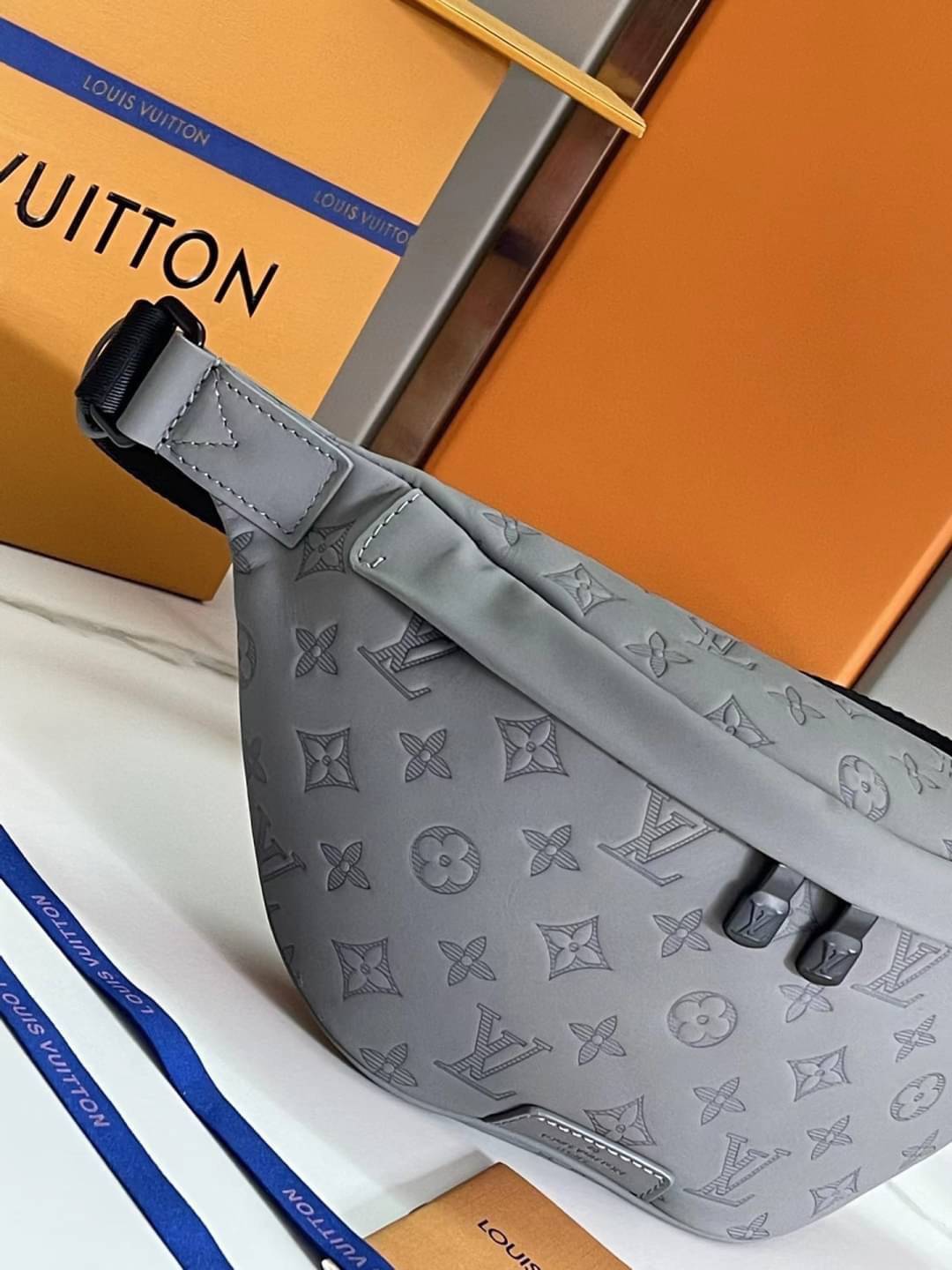 LV Discovery Bumbag Gray Monogram Shadow Kalbsleder / LV Belt Bag เกรดใช้งานสลับใบจริงได้ เทพออริจินอล เนื้องานสวยงาม หนังแท้ ใช้ได้ทั้งชายหญิง ภาพสินค้าถ่ายจากงานขายจริงใช้งานต่างประเทศได้