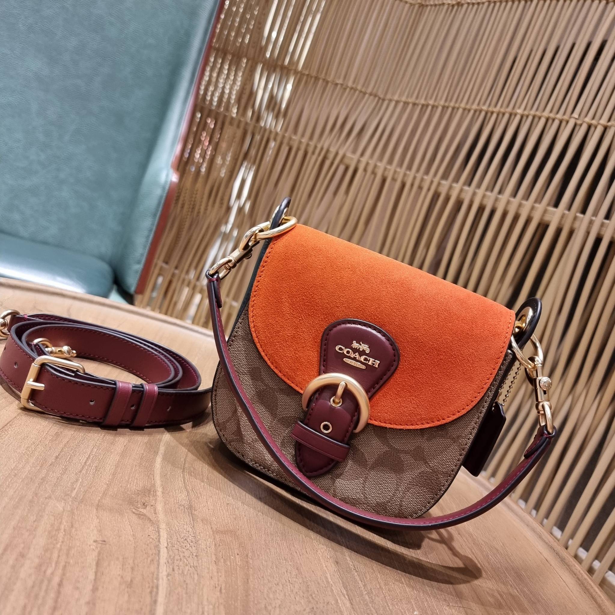 COACH C5691 KLEO SHOULDER BAG 17 IN SIGNATURE CANVAS ใหม่สุด!! สวยหรูไม่มีใครเกิน!! กระเป๋าสะพายสวยครบสูตร แค่เห็นก็ปิ๊ง!!วัสดุหนังแคนวาสสลับหนังแท้ ลงตัวที่หนึ่ง เปิด-ปิดด้วยสายคาดแม่เหล็กในตัว โดดเด่นมากๆ ภายในเป็นช่องโล่ง มีสายสะพายมาให้ถึง 2 แบบ สายคล