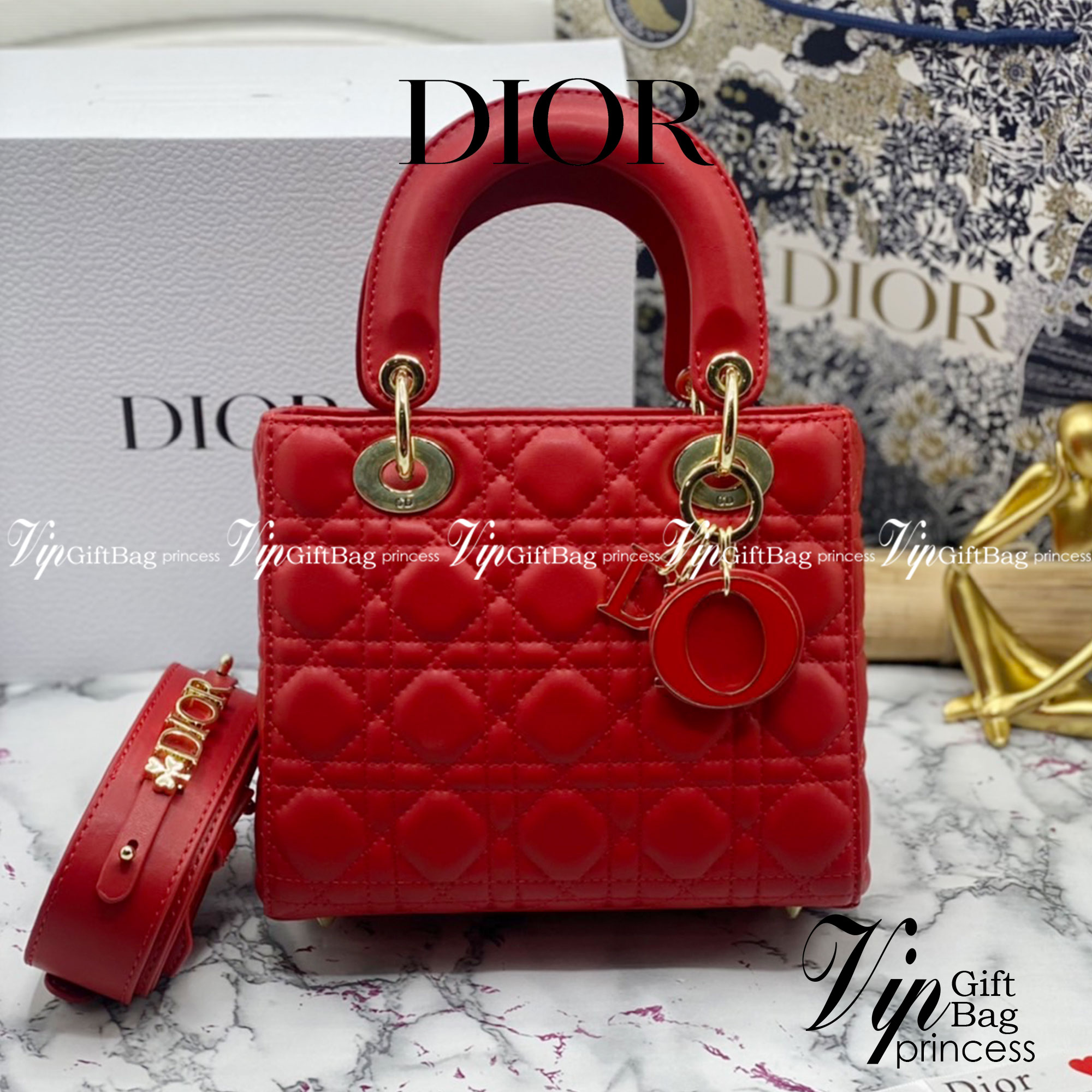 หนังแท้ DIOR LADY BAG 20cm ความสง่างามอีกหนึ่งรุ่นของ Dior รูปทรงสีเหลียม ขนาดกระทัดรัด ตั้งอยู่ทรง ฐานกระเป๋าแข็งแรง มีหมุดรองฐาน ดีไซน์ที่มีเอกลักษณ์เฉพาะตัว ด้านหน้าตกแต่งด้วยตัวอักษร D.I.R ห้อยเป็นพวงกุญแจ จะถือด้วยมือหรือสะพายไหล่ก็ดูดีมากๆ ค่ะ