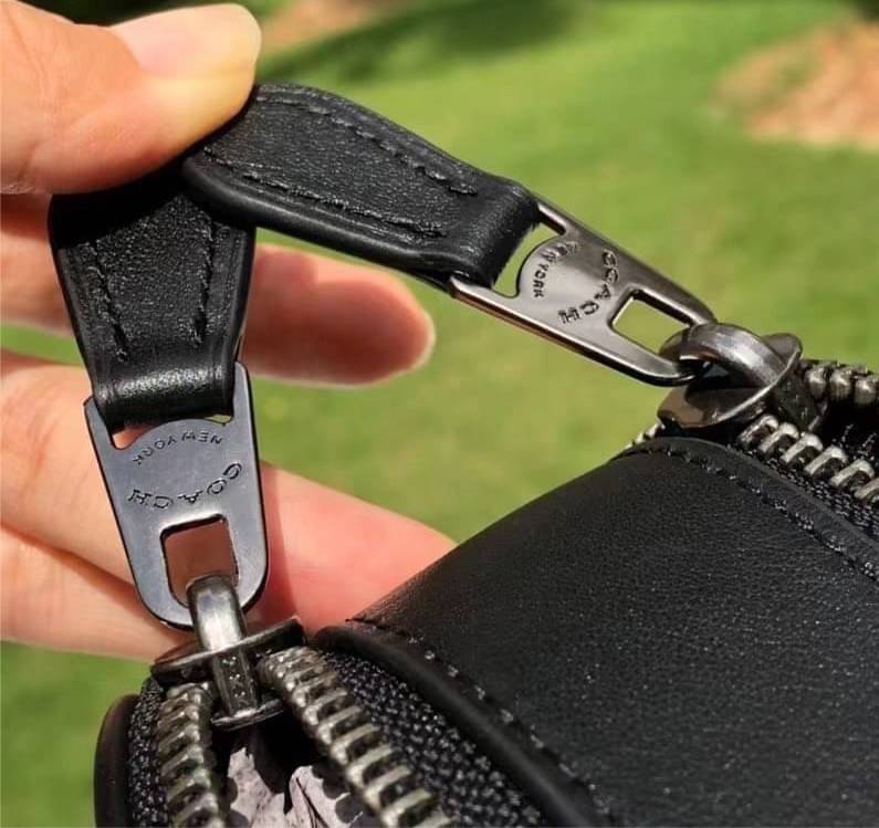 COACH GRAHAM CROSSBODY IN SIGNATURE CANVAS (COACH C4149) กระเป๋าครอสบอดี้รุ่นยอดฮิตสำหรับหนุ่มๆ ที่สาวๆก็ใช้ได้!! รูปทรงดีไซน์คลาสสิค ใช้งานสะดวก วัสดุหนังแคนวาสเคลือบลาย เปิด-ปิดด้วยซิป ภายในเป็นช่องโล่ง ใส่ของสำคัญได้ครบ สายสะพายปรับได้ตามตัว มีมาให้ช้อ