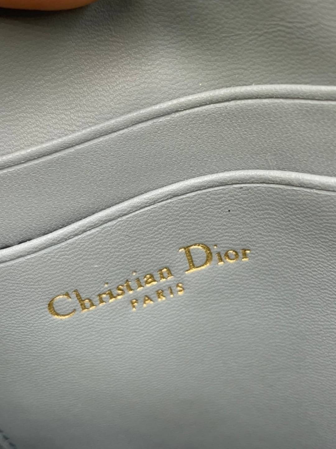 VIP 】CHRISTIAN DIOR PHONE BAG 2 in 1 DOUBLE BAG กระเป๋าเซ็ท 2 ใบ มีสายสะพายข้าง ถอดออกใช้งานได้ ถือว่าคุ้มมากๆเลยค่ะ สามารถใช้งานแยกกันได้ ใส่สายสะพายหรือ ถือได้ วัสดุหนังแท้ สวยงามนุ่มฟู น่ารักมากๆ เลยน้าาา