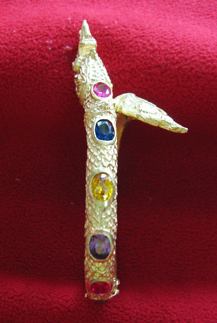 สินค้าหมดค่ะ กำไลพญานาคเนื้อทองเหลืองพลอยนพเก้าพร้อมใบคาถาค่ะ