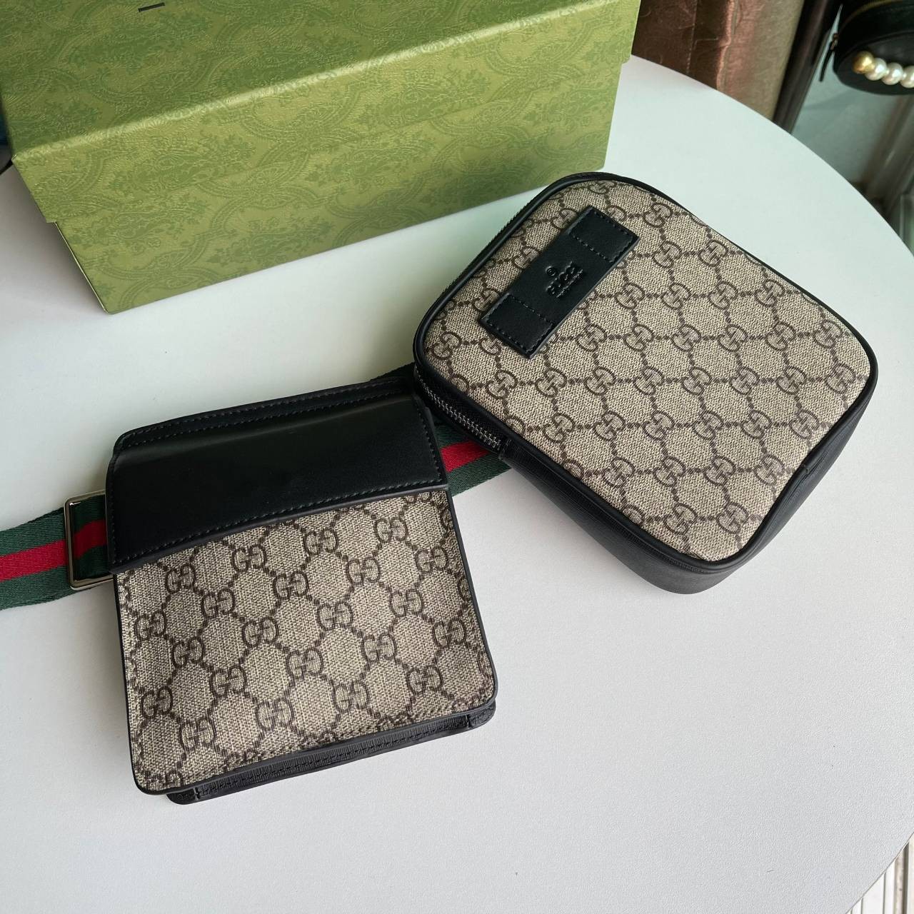 หนังแท้ Gucci GG Supreme belt bag - Neutrals A two-pouch belt bag in GG Supreme canvas with black leather trims. กระเป๋าคาดอก/คาดเอว อีกรุ่นหนึ่งที่หลายคนตามหา งานออริสวยมาก ทำจากหนังแท้ สามารถใช้ได้ทั้งผู้ชายแล้วก็ผู้หญิงสามารถคาดเอวหรือคาดอกก็ได้