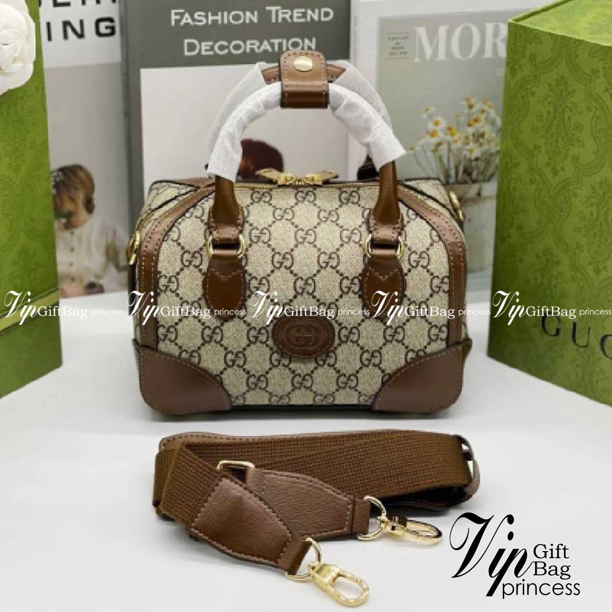 GUCCI Small duffle bag with Interlocking G เกรดออริจินอล กระเป๋าสะพาย กระเป๋าถือทรงหมอนสวยคลาสสิค วัสดุหนังแคนวาสอย่างดี ใบจริงสวยมาก! เปิด-ปิดกระเป๋าด้วยซิป หัวซิปตัว G อะไหล่สีทอง เลิศ!! ภายในโล่งกว้าง มาพร้อมสายสะพาย ปรับได้ ถอดออกได้ จะถือหรือสะพาย cr