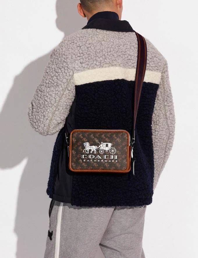 COACH C8445 CHARTER CROSSBODY 24 WITH HORSE AND CARRIAGE PRINT หล่อได้ไม่ซ้ำใคร กับไอเท็มใหม่ล่าสุด ชิคๆคูลๆ กับกระเป๋าสะพายข้าง ดีไซน์ทรงกล่อง ตกแต่งลวดลายดูโดดเด่น วัสดุหนังแคนวาสสลับหนัง pepble มีซิป 2 ฝั่ง ใส่ของได้จุใจ ของสำคัญใส่ไปเลยครบๆ สายสะพายปร
