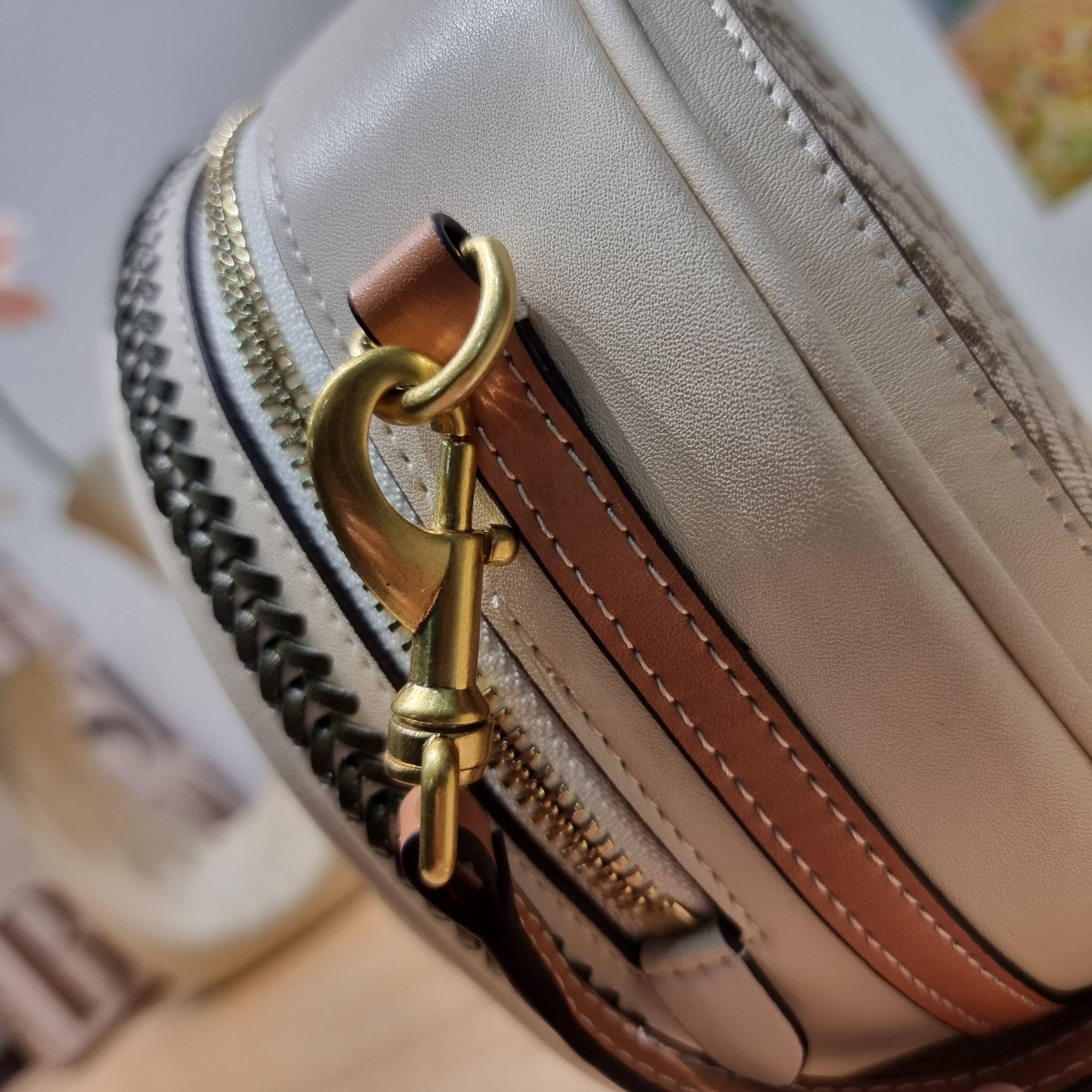 TORY BURCH T MONOGRAM FLORAL MOON CROSSBODY BAG คอลเลคชั่นใหม่ น่ารักให้ใจไปเลย กับประเป๋าสะพายทรงสวย ดีไซน์ใหม่ล่าสุด สไตล์งานคราฟ มีลูกเล่นประดับดอกไม้