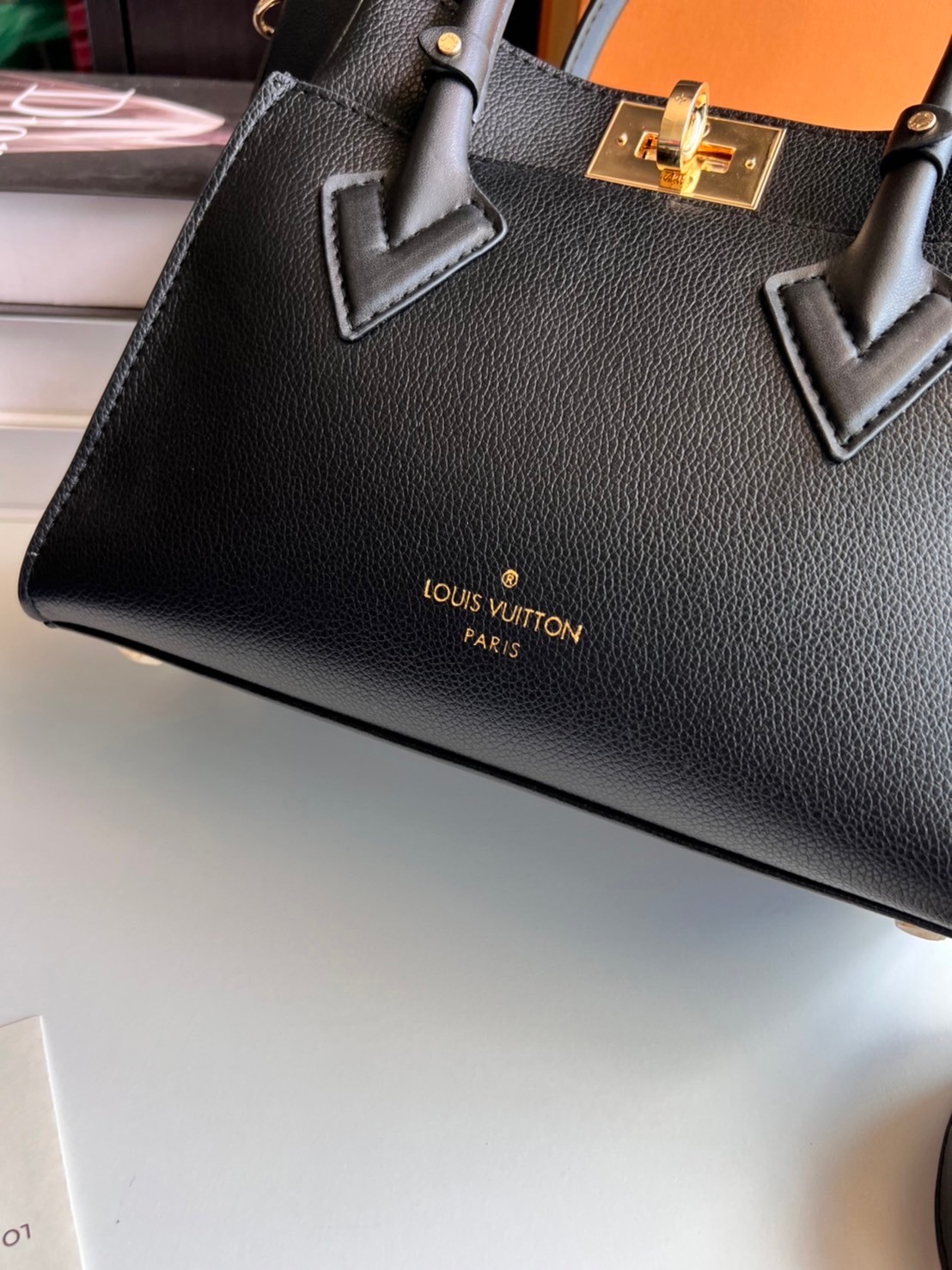 หนังแท้ LV On My Side PM กระเป๋าโท้ทขนาดกะทัดรัดที่ผลิตจากหนังลูกวัวเนื้อนุ่ม เกรดออริจินอล ภาพสินค้าถ่ายจากงานขายจริง ใช้งานต่างประเทศได้