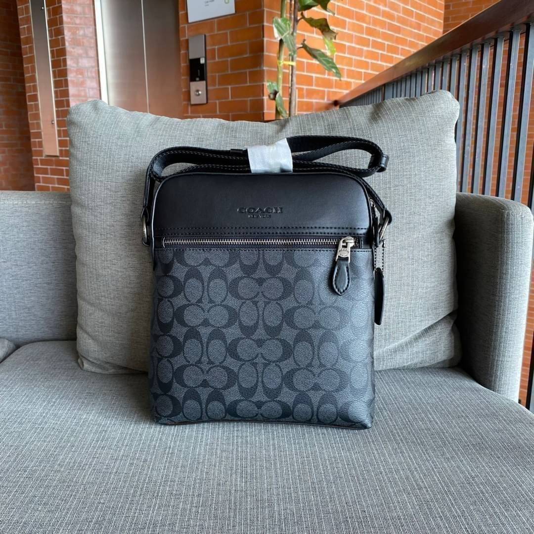 COACH HOUSTON FLIGHT BAG IN SIGNATURE CANVAS (F73336) ขายดีตลอดกาล!! คลาสสิคไม่มีใครเกิน!! กระเป๋าสะพายข้างทรงแมสเซ็นเจอร์ยอดฮิต ทรงสวย ดูดี 🔥 เป็นอีกรุ่น ที่พลาดแล้วต้องรอนานมากๆ ฮ๊อต ฮิต สุดๆ ใช้ได้ทุกเพศ Unisexสุดๆ เท่ห์มากบอกเลย จะออกงานไหน ไม