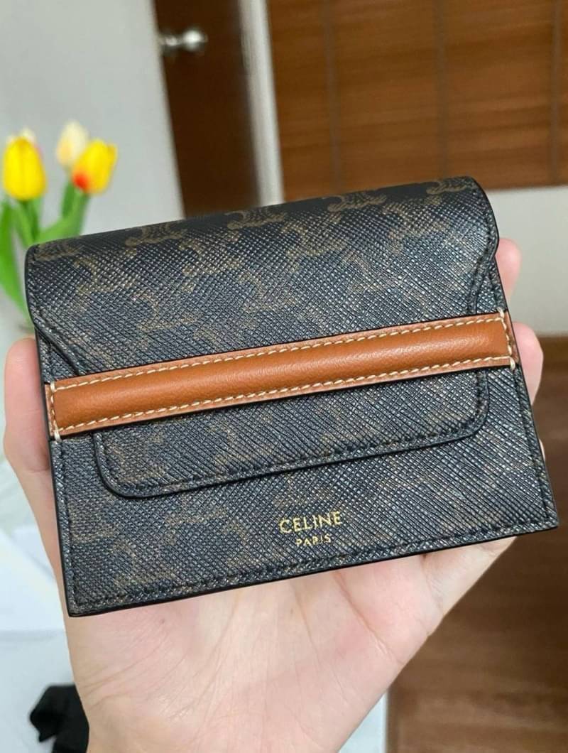 CELINE SHORT WALLET กระเป๋าสตางค์ซีลีนใบสั้น วัสดุ Triomphe Canvas หนังขึ้นลาย Signature Brand สวยอยู่ทรงมีโลโก้ด้านหน้าเปิดปิดด้วยฝาพับคาดเเถบหนังด้านหน้า ภายในมีโลโก้ มีช่องแบ่งหลายช่อง มีช่องใส่บัตรหลายช่อง สามารถช่องใส่เหรียญ บัตร ธนบัตรเเบบพับได้ ไอเ