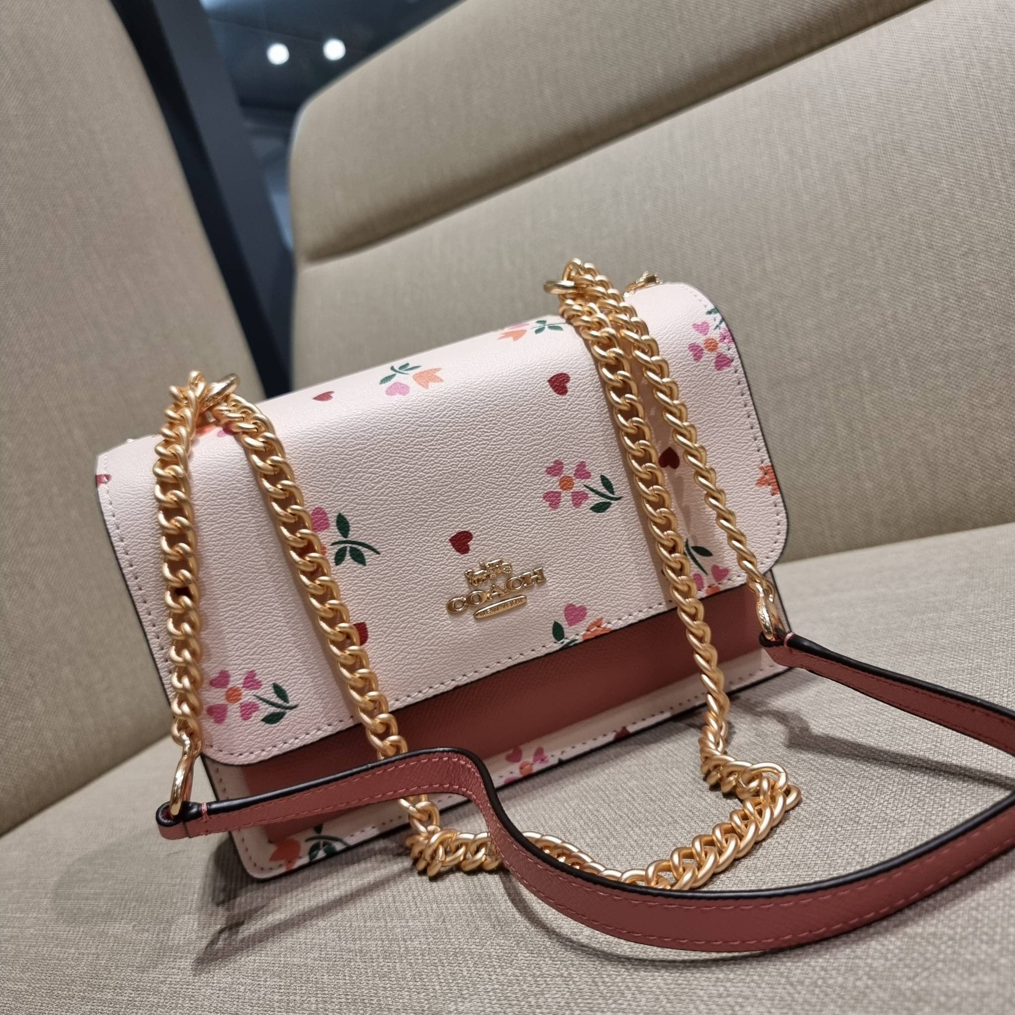 COACH C7596 KLARE CROSSBODY WITH HEART PETAL PRINT หนึ่งคอลเลคชั่นที่ฮิตไม่หยุดยั้ง!! ขายดิบขายดีทุกดีไซน์ รอบนี้มาตอบโจทย์สายหวาน ใหม่ล่าสุด น้องน่ารักม้ากกกก!! กับกระเป๋าสะพายข้าง โทนสีละมุนลูกคุณ!! คือดี!! เพิ่มลูกเล่นช่อดอกไม้หัวใจ ให้มีสีสัน สายสะพาย