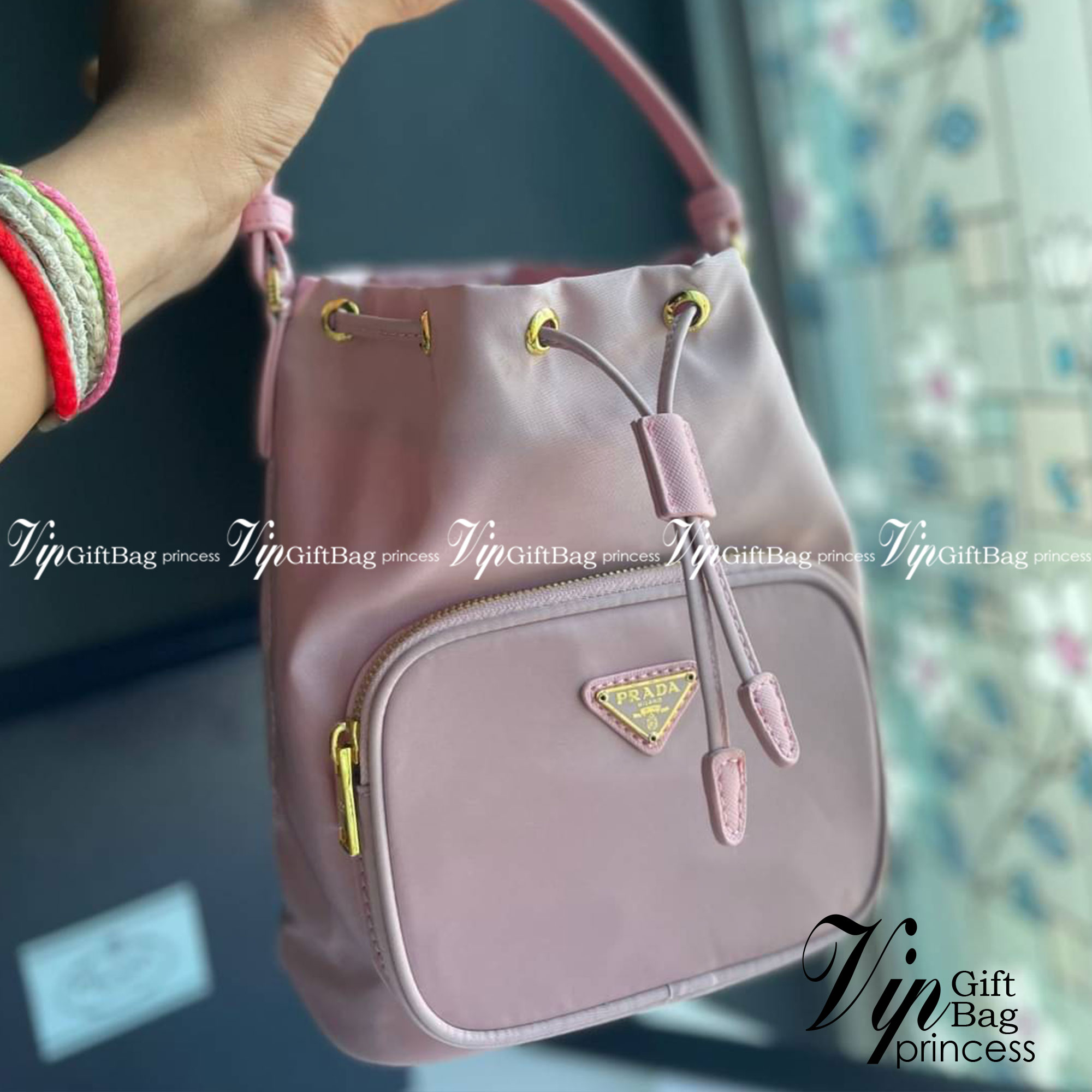 Prada Duet Re-Nylon Bucket shoulder bag / Prada Nylon bucket bag Pastel เกรดใช้สลับใบจริง ออริจินอล ใช้งานต่างประเทศได้ น้องสาวสุดสวยมาให้จับจองอีกหนึ่ง สีพาสเทลน่ารักละมุนมากๆ ค่ะ กระเป๋าสะพายข้าง ทรงขนมจีบ ไซส์มินิ ขนาดน่ารักน่าใช้มาก วัสดุขอบหนังแท้ แล