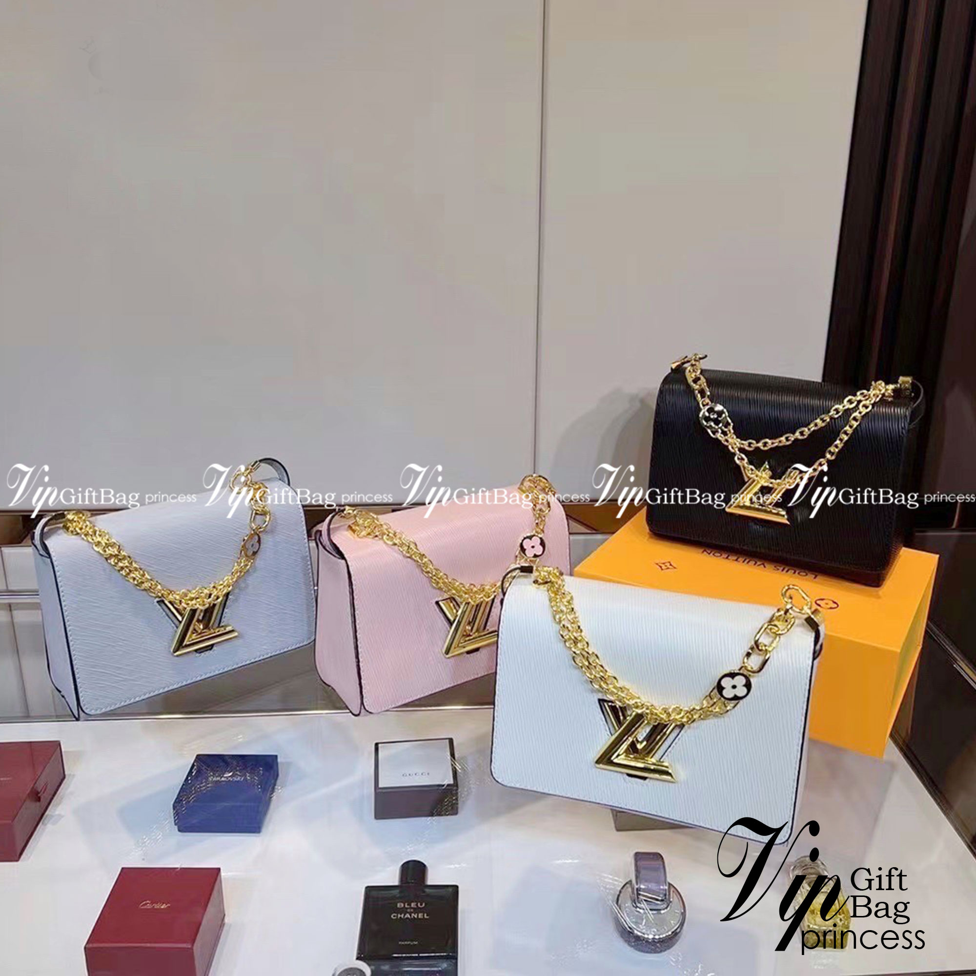 LOUIS VUITTON Twist MM Epi Leather Handbags / LV Twist MM หนัง Epi ลายเกรน ตัวล็อก LV Twist สีทองไอคอนิกช่วยเติมเต็มความสมบูรณ์แบบให้กับกระเป๋าได้อย่างลงตัว เหมาะสำหรับการใช้งานเป็น everyday bag หรือถือออกงานก็สวยเลยค่ะ