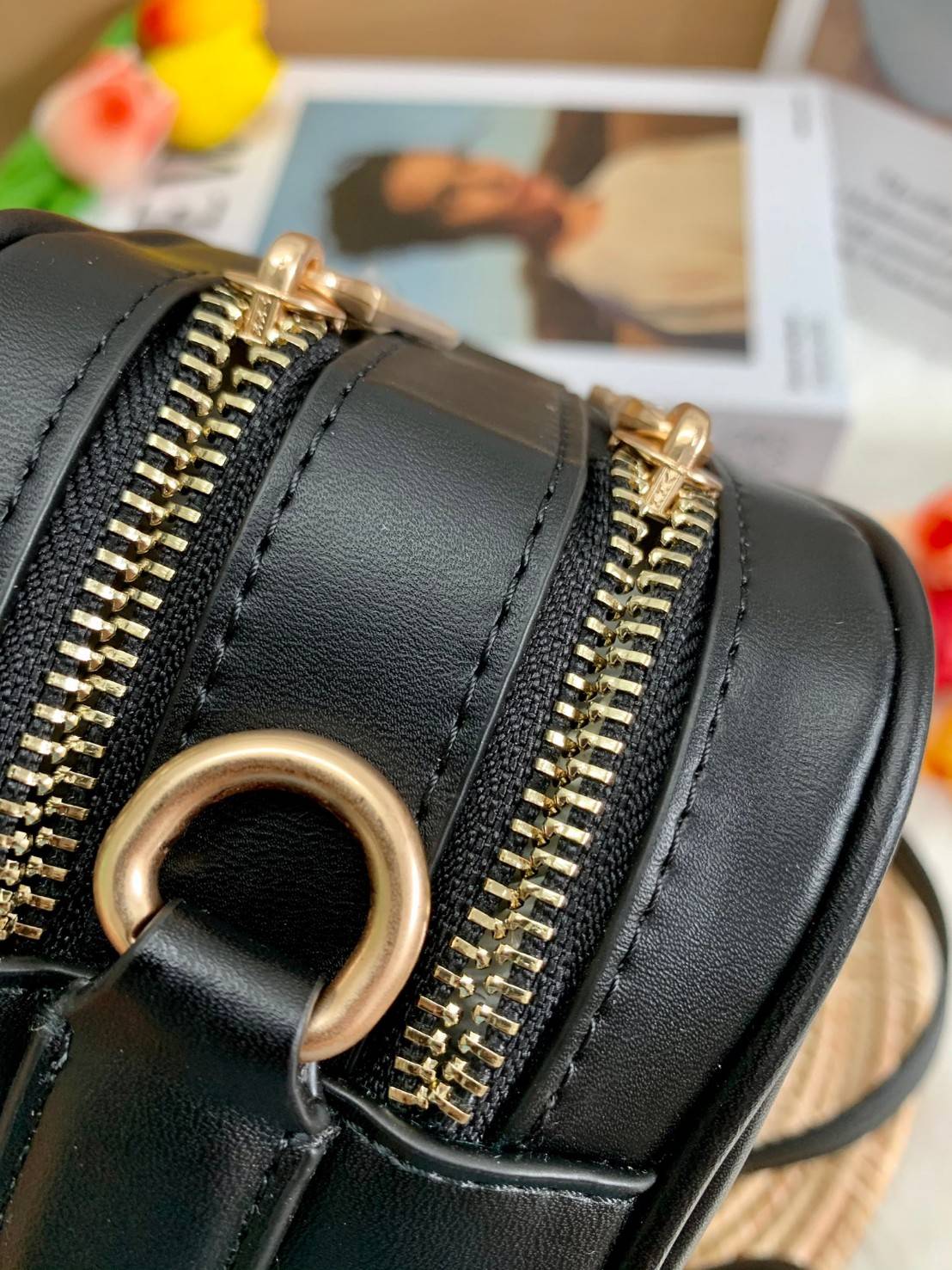 COACH C1569 JES CROSSBODY WITH LINEAR QUILTING ใหม่ล่าสุด!! กระเป๋าสะพายข้าง รุ่น 2 ซิป ใบใหญ่จุใจ ดีไซน์ใหม่ เพิ่มลูกเล่นให้ดูหรูหรายิ่งขึ้น วัสดุหนังสังเคราะห์บุเป็นลายเส้นสวยงาม เปิด-ปิดด้วยซิป 2 ช่องหลัก ใช้งานง่าย ทรงสวยมากๆรุ่นนี้ มาพร้อมสายสะพาย cr