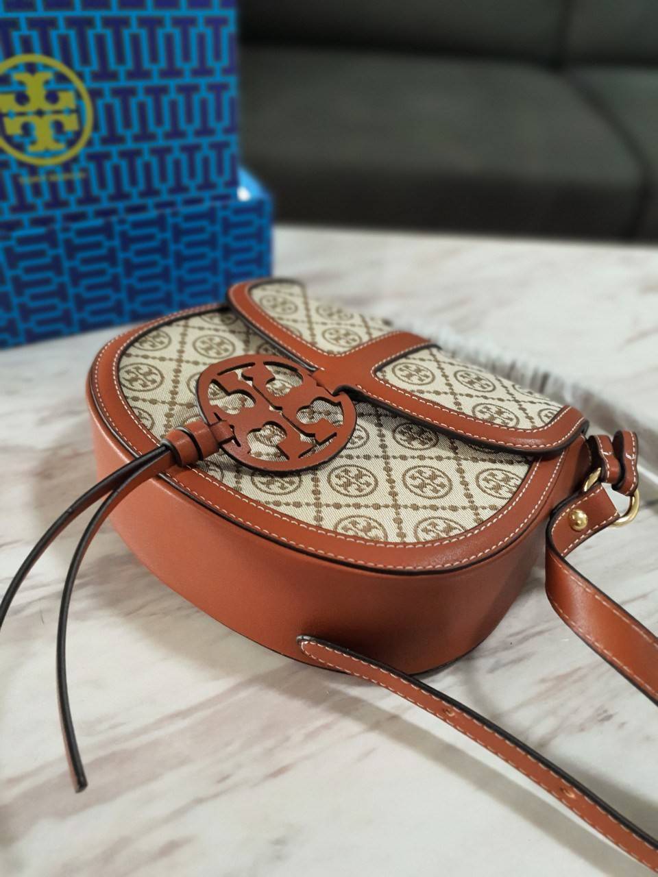ของแท้ 💯% 】Tory Burch Monogram Crossbody Bag กระเป๋าที่ใช้เป็น Everyday Bag สามารถใช้งานได้บ่อยครั้งและสามารถสะพายไปทำกิจกรรมต่าง ๆ
