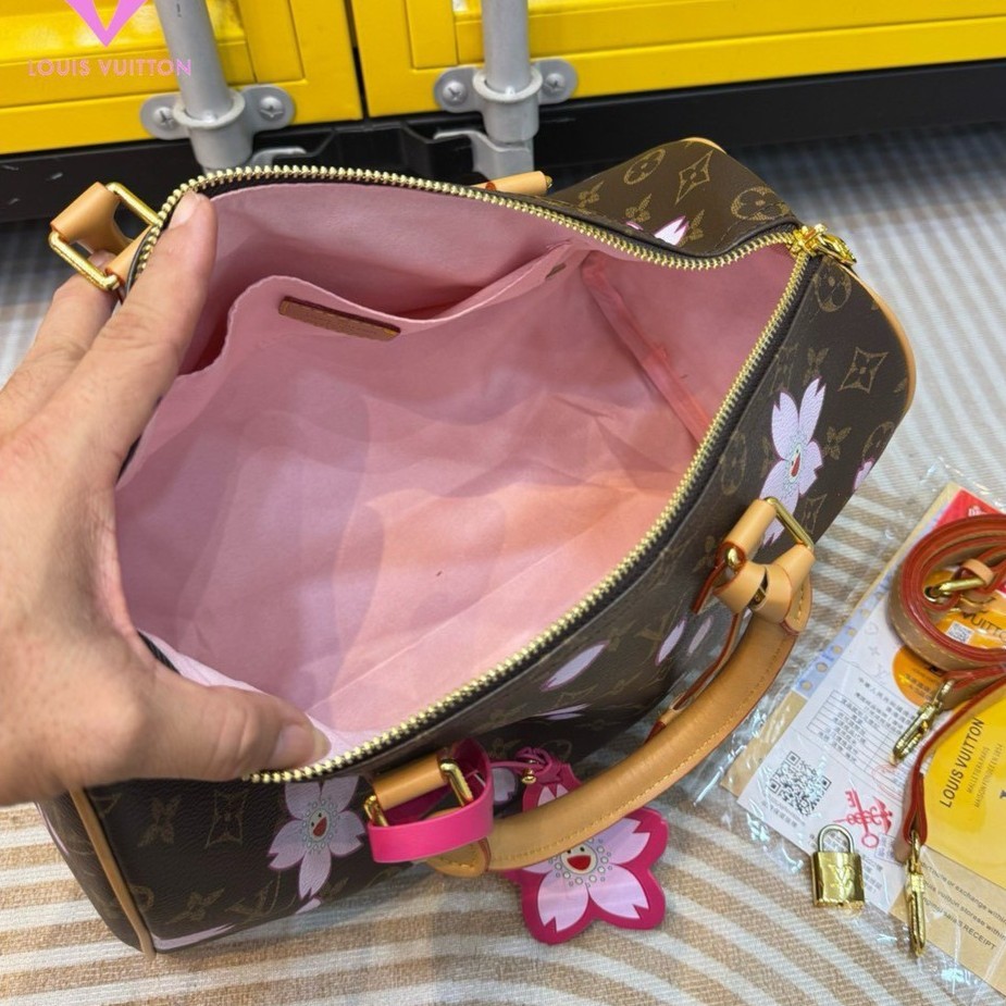 LV x TM Speedy Bandoulière Cherry Blossom bag กระเป๋าทรงหมอนที่ใครเห็นต้องเป็นคลั่งรัก ปรับลุคให้มีชีวิตชีวาด้วยลายดอกไม้ซากุระเชอรี่บลอสซั่ม คอลใหม่สุดเอ็กซ์คลูซีฟ