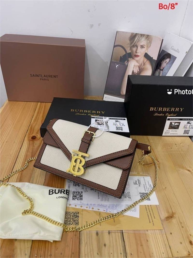 BURBERRY Mini Two-tone Canvas and Leather TB Bag / BURBERRY FRAGRANCES CROSSBODY WITH CHAIN วัสดุ Canvas & Leather ทรงเหลี่ยมสวยหรูอยู่ทรงมีโลโก้แบรนด์ด้านหน้า พร้อมสายสะพายโซ่อะไหล่ทอง