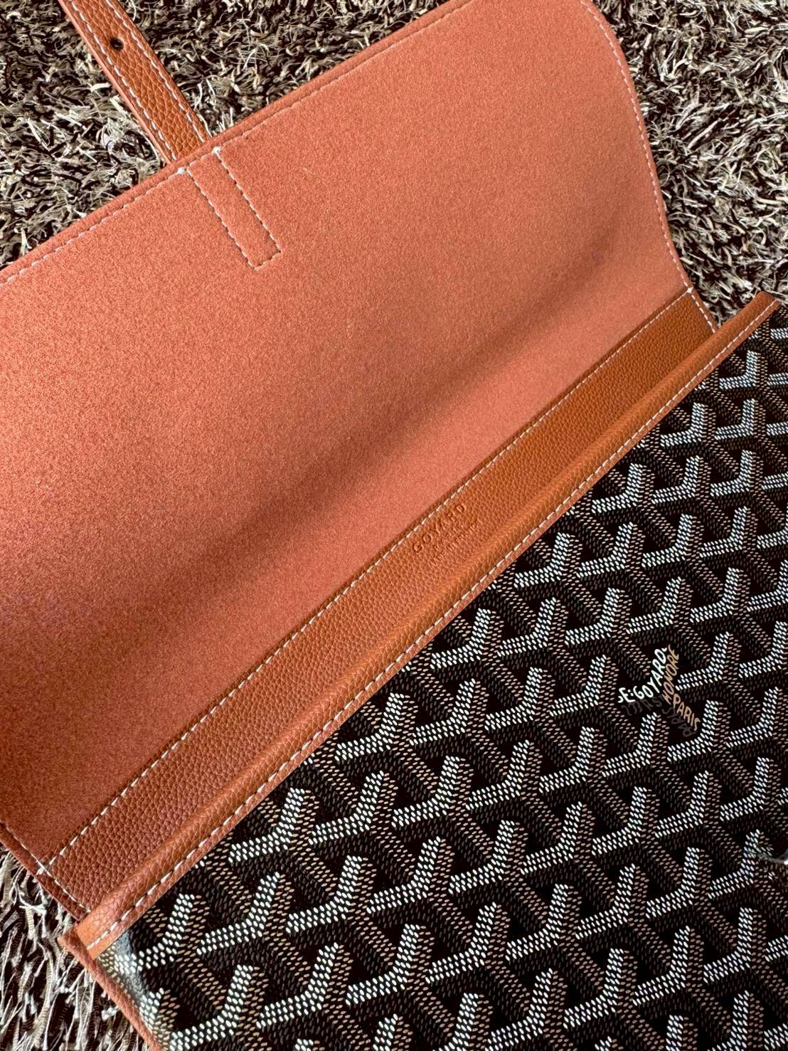 ORI หนังแท้ | Goyard Coursier Messenger bag กระเป๋าทรงแมสเซ็นเจอร์ดีไซน์ใหม่เพรียวบาง น้ําหนักเบากะทัดรัด ภายในมีช่องหลักขนาดใหญ่และกระเป๋า มีช่องด้านหลังสําหรับจัดเก็บสิ่งจําเป็นในชีวิตประจําวัน