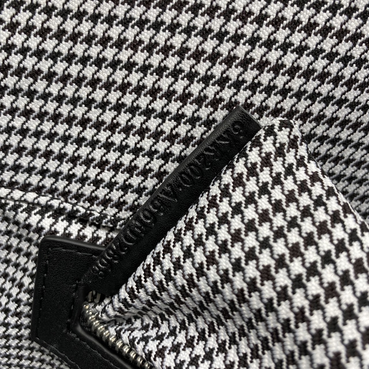 Fendi Baguette FF Tapestry Fabric Bag 26cm เกรดออริจินอล กระเป๋าทรง Baguette ลวดลาย FF สไตล์วินเทจ สามารถถือด้วยมือหรือสะพายไหล่หรือสะพายข้างด้วยที่จับหนังและสายสะพายไหล่ ทั้งสองแบบถอดออกได้ สวยหรู ใบนี้ไม่ควรพลาดค่า