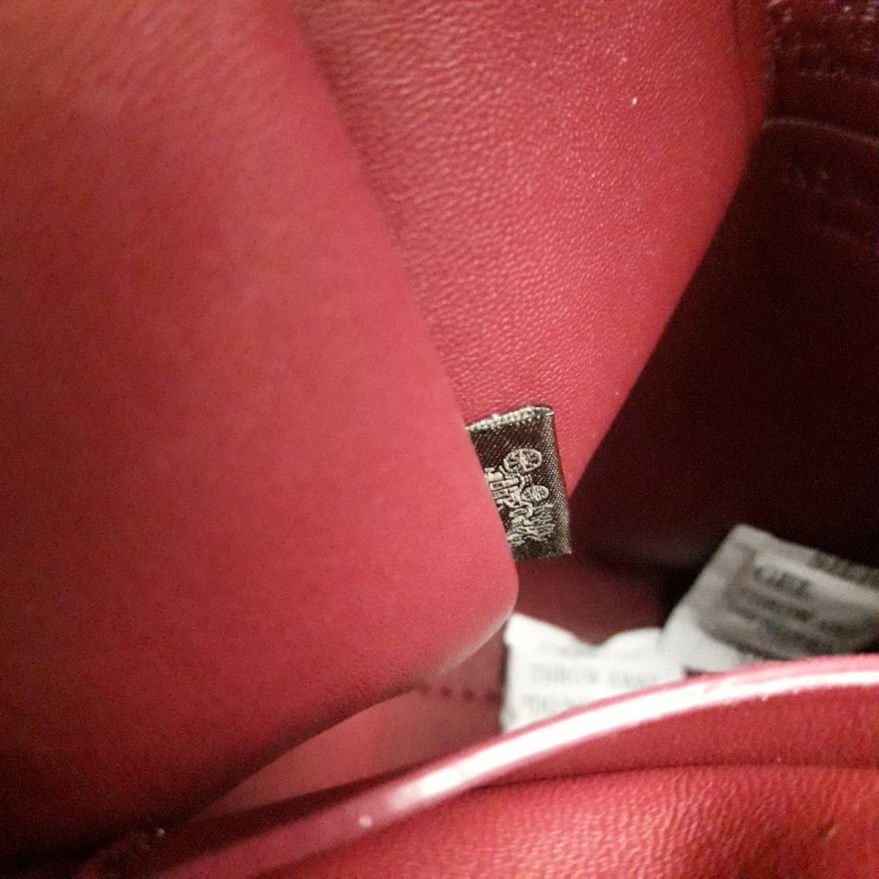 OUTLET 】COACH TURNLOCK CURVED TOP HANDLE CROSSBODY IN SIGNATURE CANVAS (COACH 142) 💝รุ่นนี้ เห็นแล้วหลงรักเลย เสน่ห์ทะลุมาก ทรงสวย ดีไซน์แปลกตา ดูแตกต่าง ขนาดกำลังดี ตัวกระเป๋า หนังแท้ผสมแคนวาสคุณภาพดีสุดๆ มีสายสะพายยาวสามารถถอดออกได้ จะถือ หรือสะ