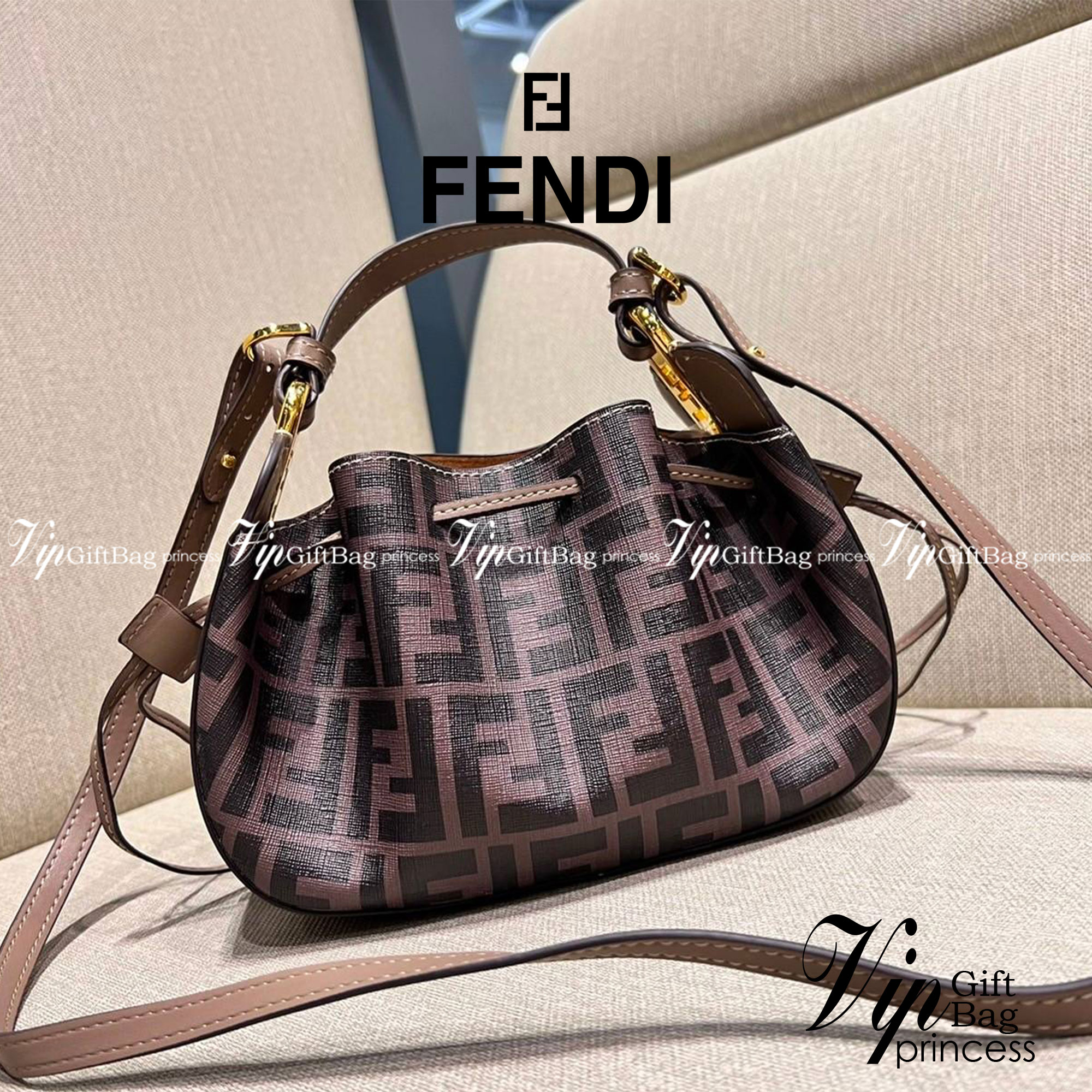 Fendi Pomodorino mini FF leather bag / FENDI FF mini bag รุ่นลิมิเต็ด หายาก ขนาดกำลังสวย ดีไซน์ทรงไม่ซ้ำใคร เก๋ๆตรงดีเทลรูดเก็บปากกระเป๋า วัสดุหนังแคนวาสเคลือบลาย มาพร้อมหูจับในตัว และสายครอสมีมาให้ ปรับได้เล็กน้อย ภายในโล่งกว้าง ใส่ของจำเป็นได้ครบ ใบจริง